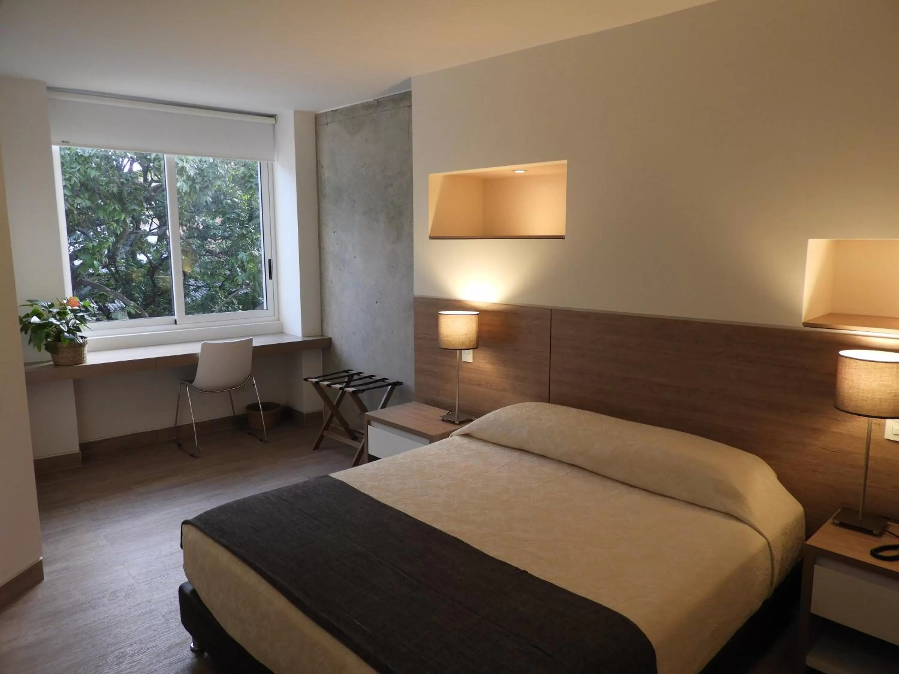 Photo of the whole room, Bed in Park V