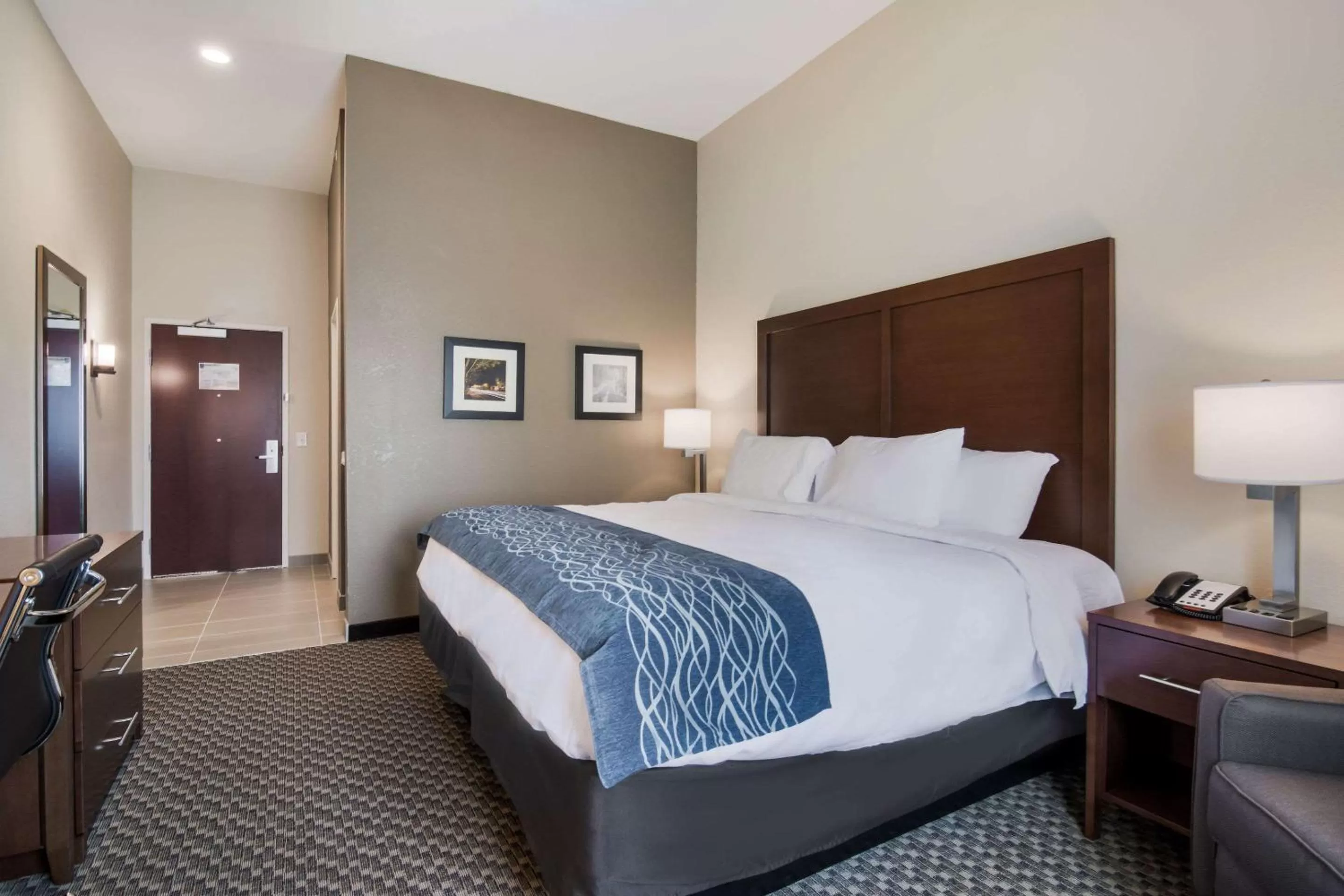 Photo of the whole room, Bed in Comfort Inn & Suites Rock Hill Northeast