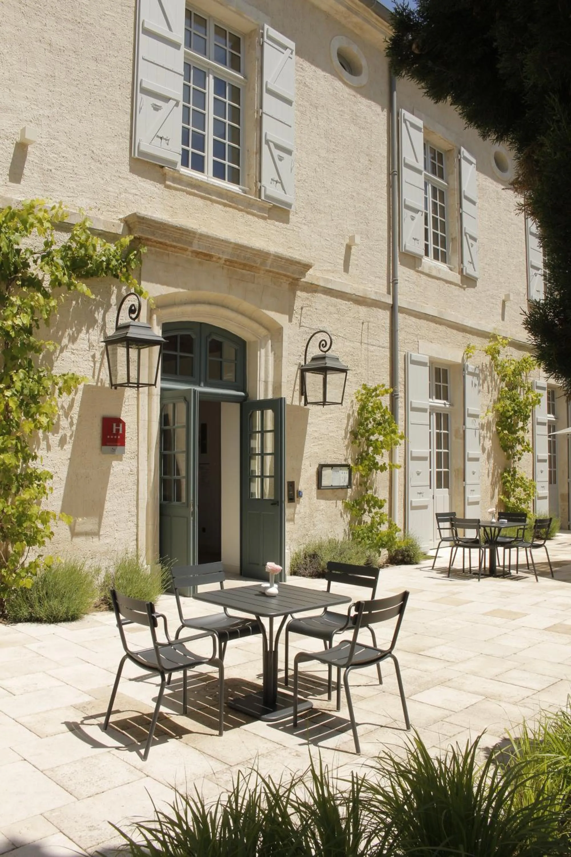 Patio in College des Doctrinaires, Hôtel, Résidence et SPA