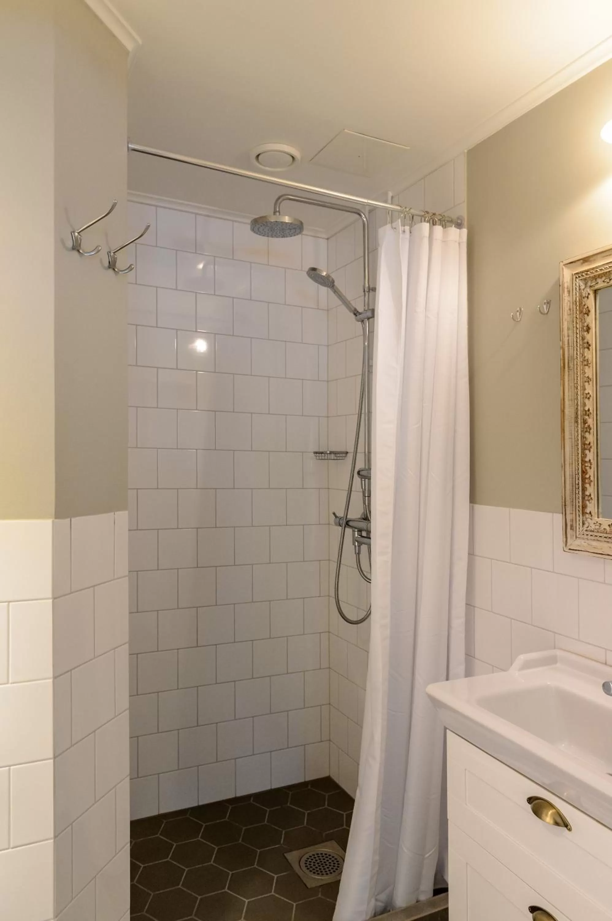 Shower, Bathroom in Hotel Bulevard