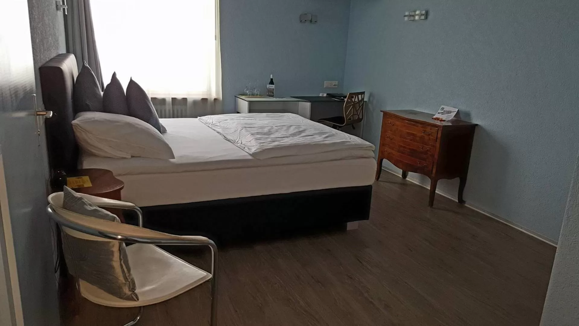 Bedroom, Bed in Hotel Murtenhof & Krone