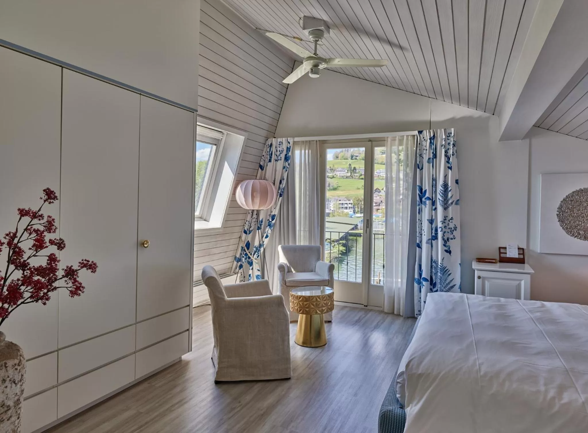 Photo of the whole room, Bed in Strandhotel Schmerikon