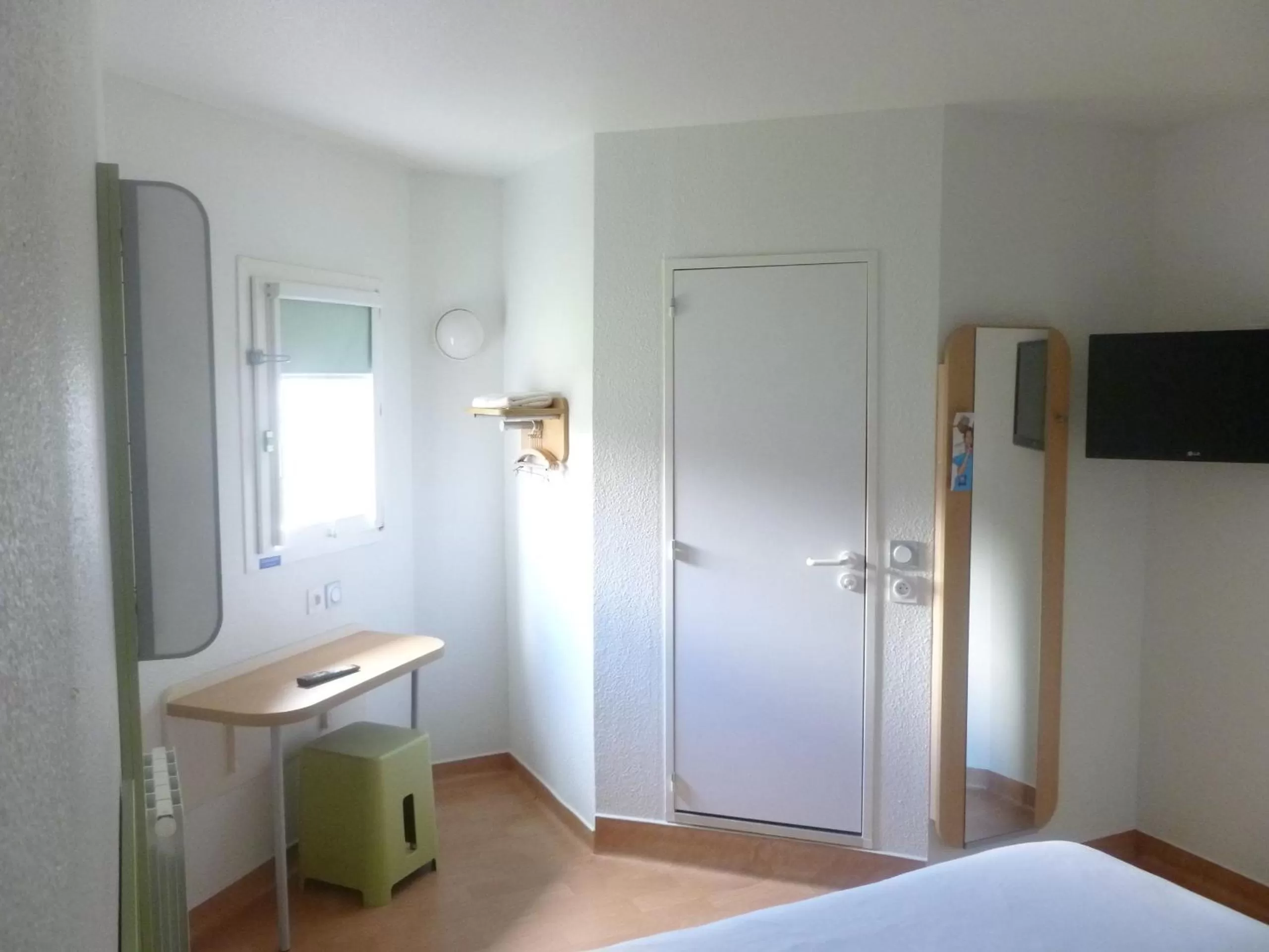 Bedroom, Bed in Ibis budget Dunkerque Grande Synthe
