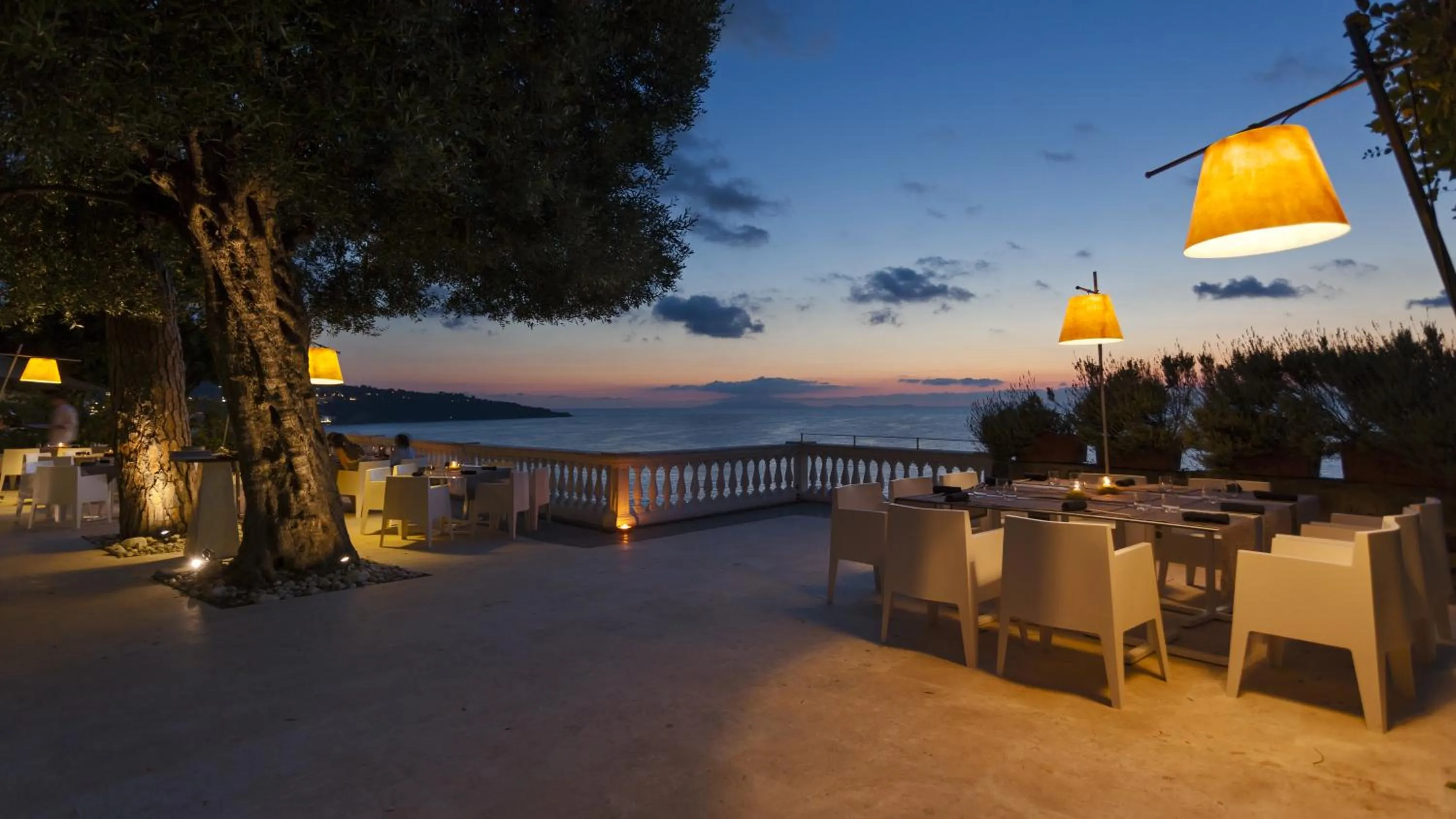 Restaurant/places to eat in Grand Hotel Cocumella