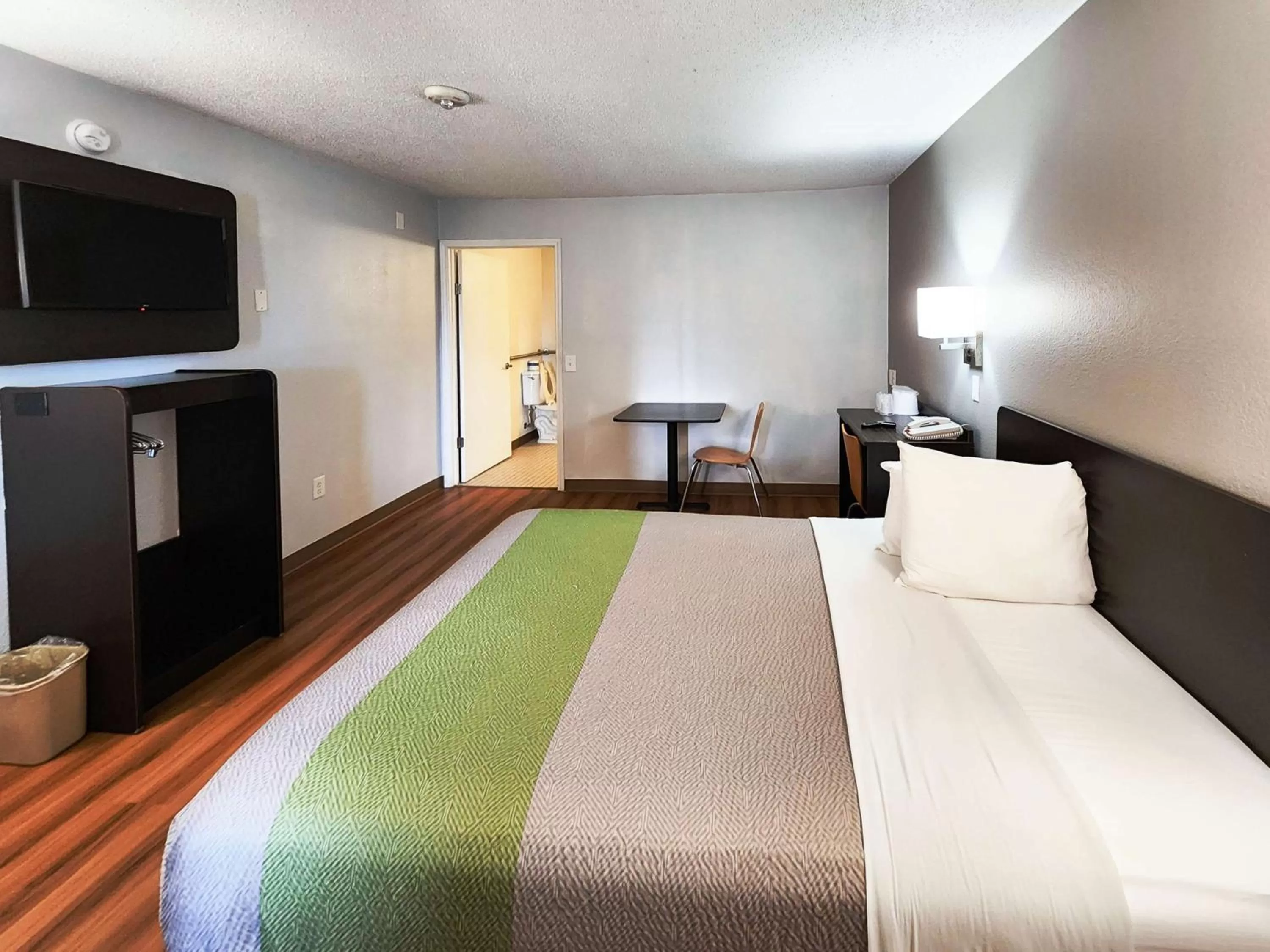 Bedroom, Bed in Motel 6-Baytown, TX - Baytown East