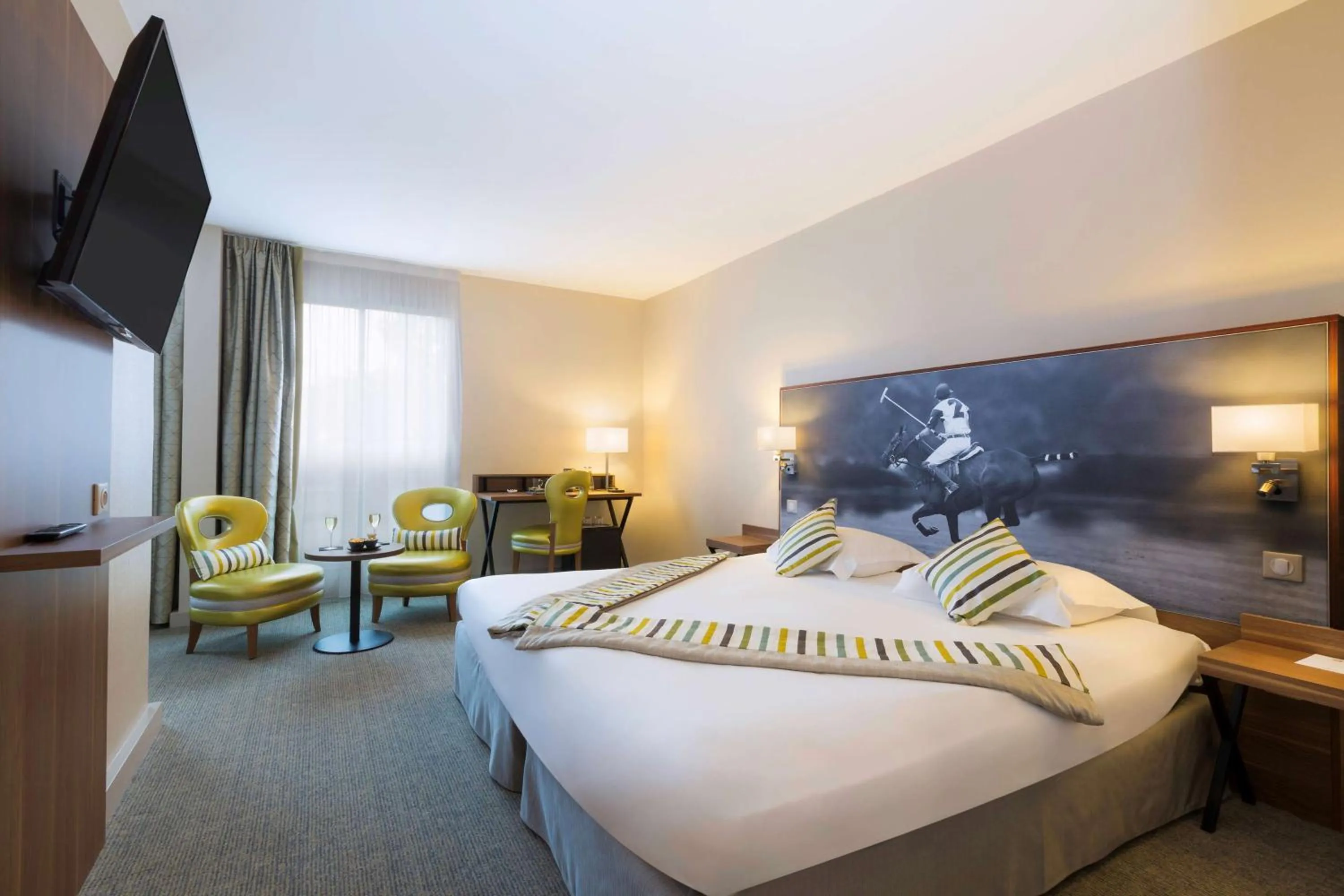 Photo of the whole room, Bed in Best Western Plus Hotel Du Parc Chantilly