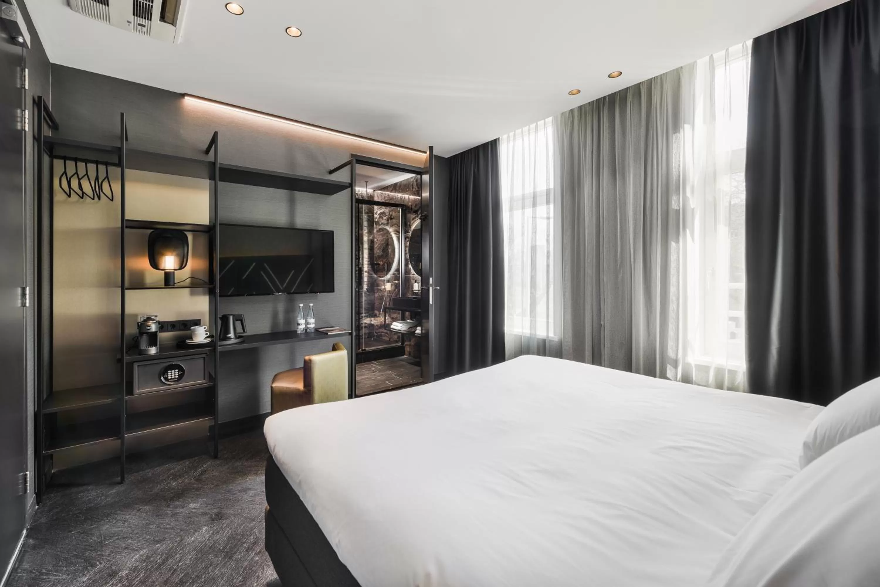 Photo of the whole room, Bed in Le Marin Hotel Rotterdam City - Handwritten Collection