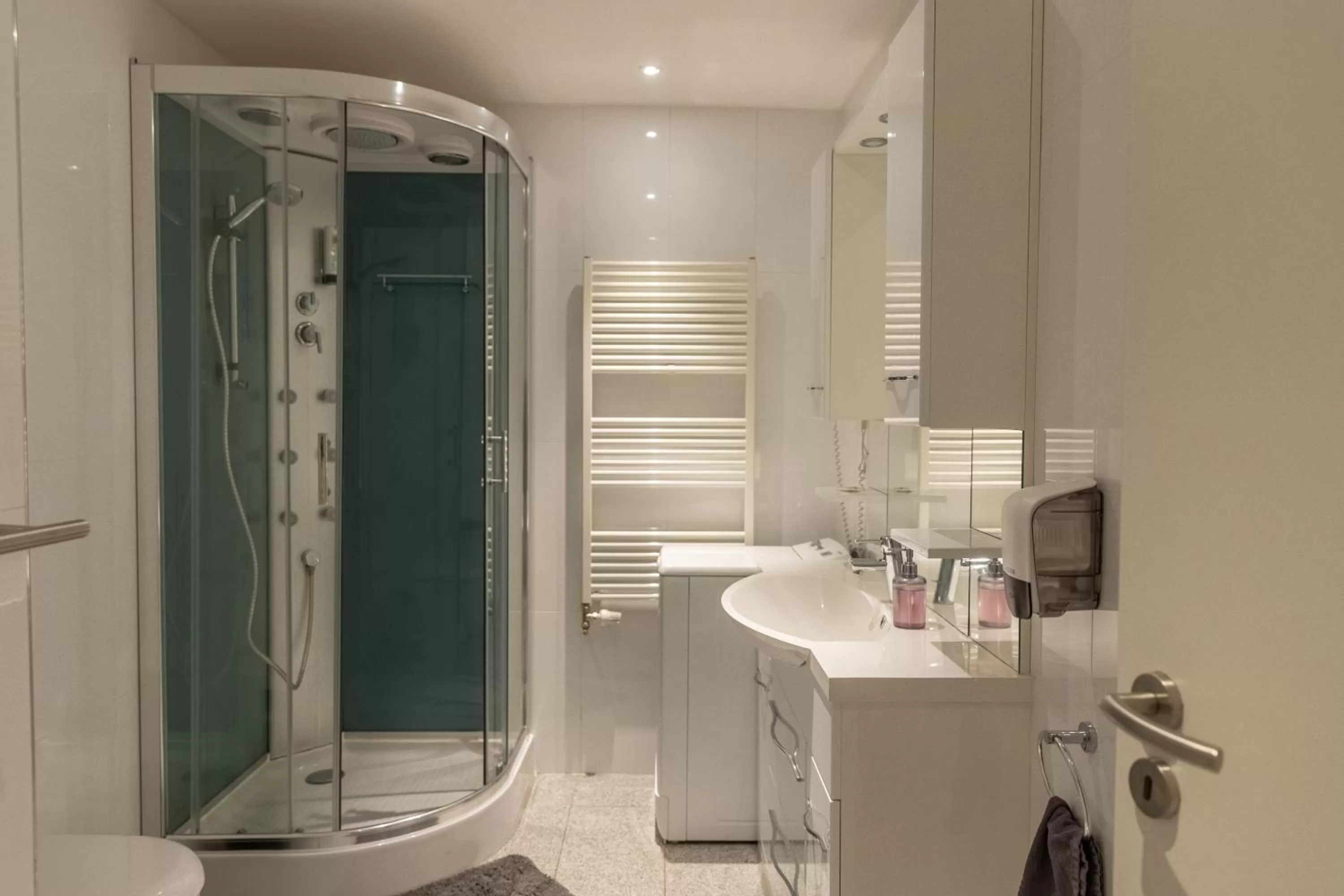 Shower, Bathroom in Hotel zur Post Ochsendorf