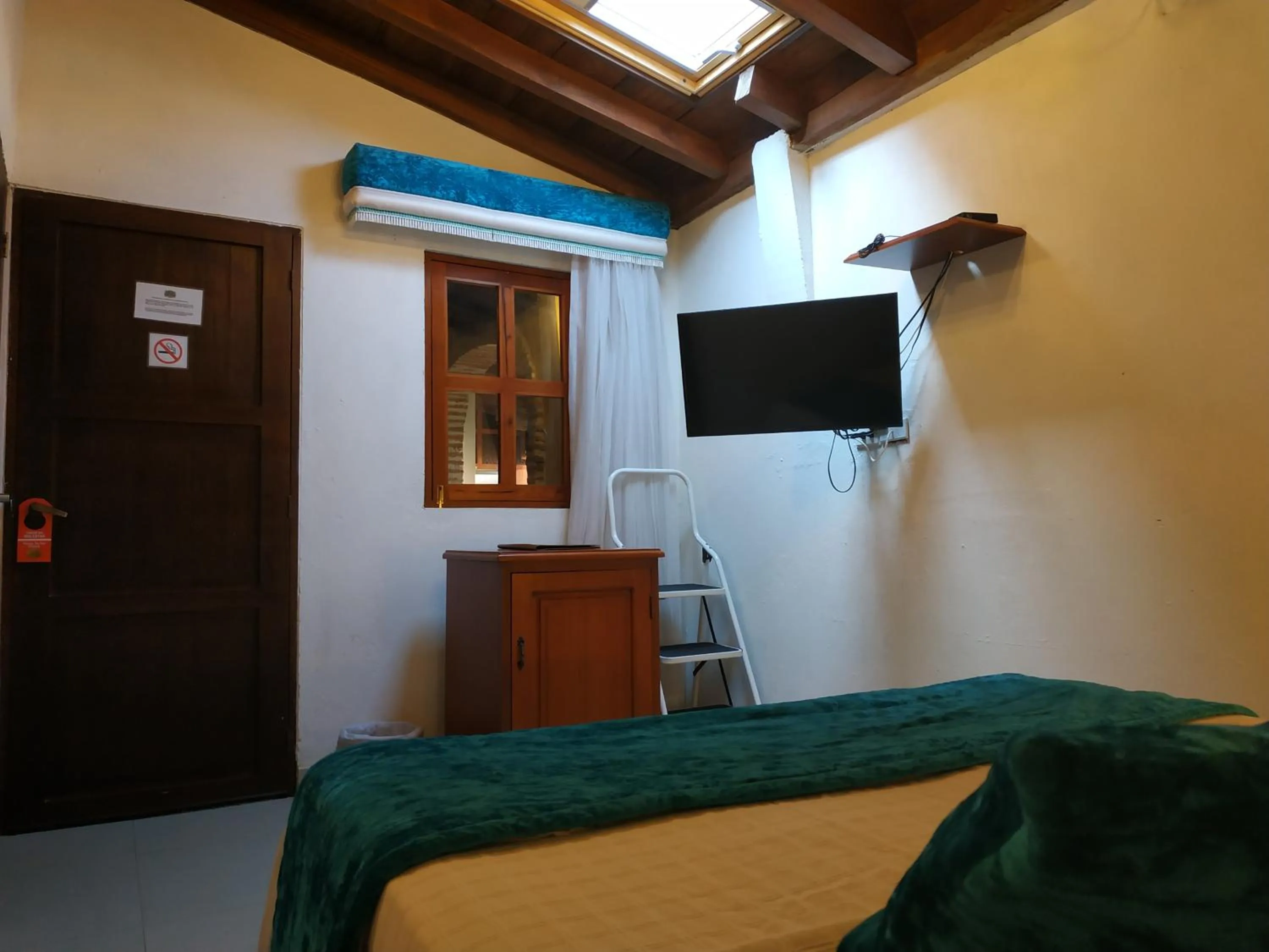 Photo of the whole room, Bed in Casa India Catalina