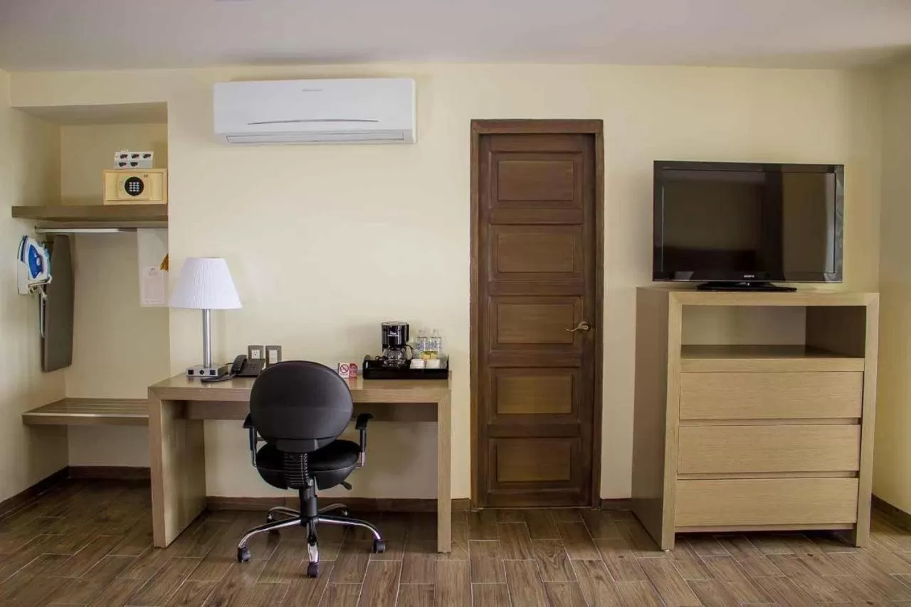 TV and multimedia in Hotel Mansur Business & Leisure