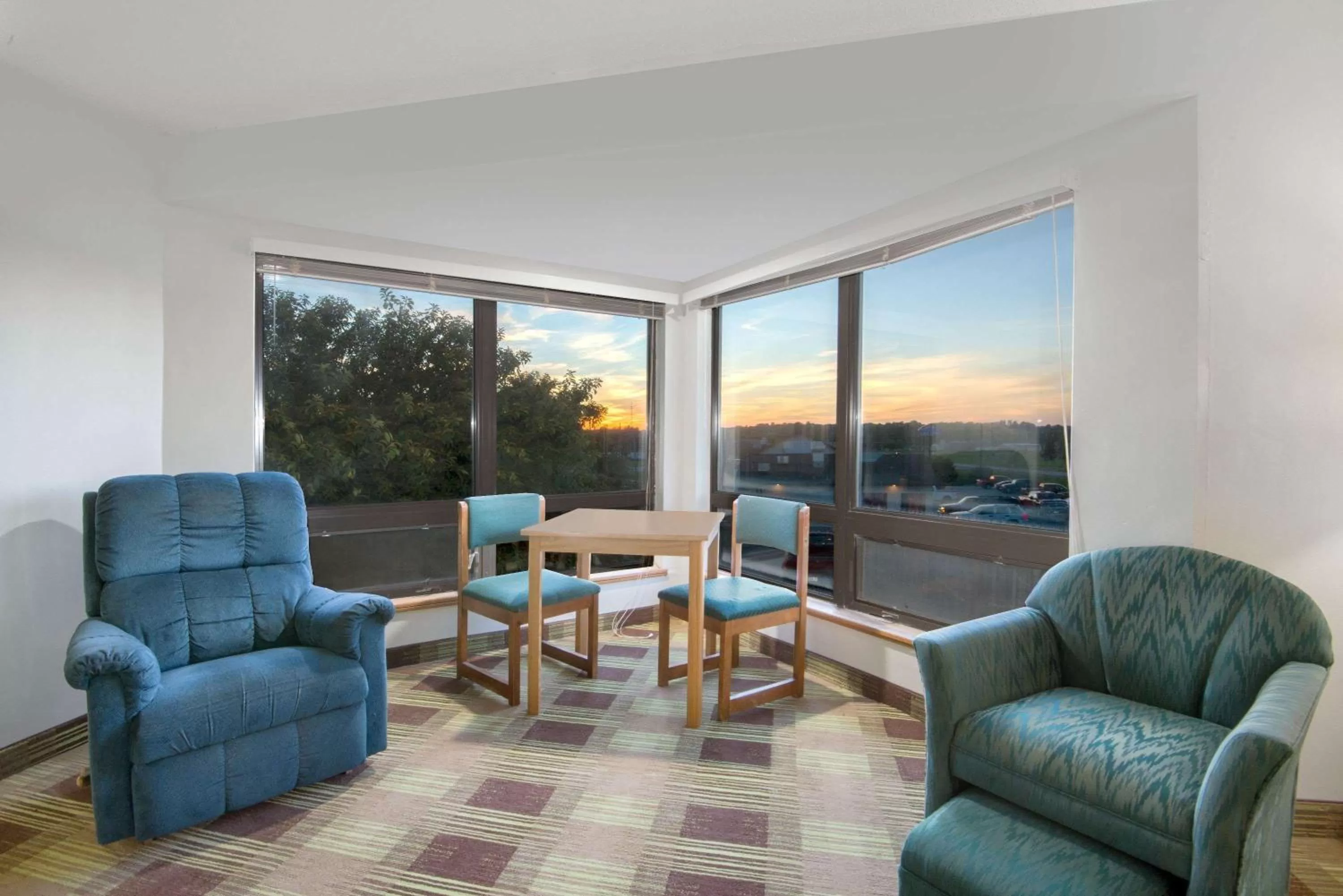 Photo of the whole room in Super 8 by Wyndham Toledo