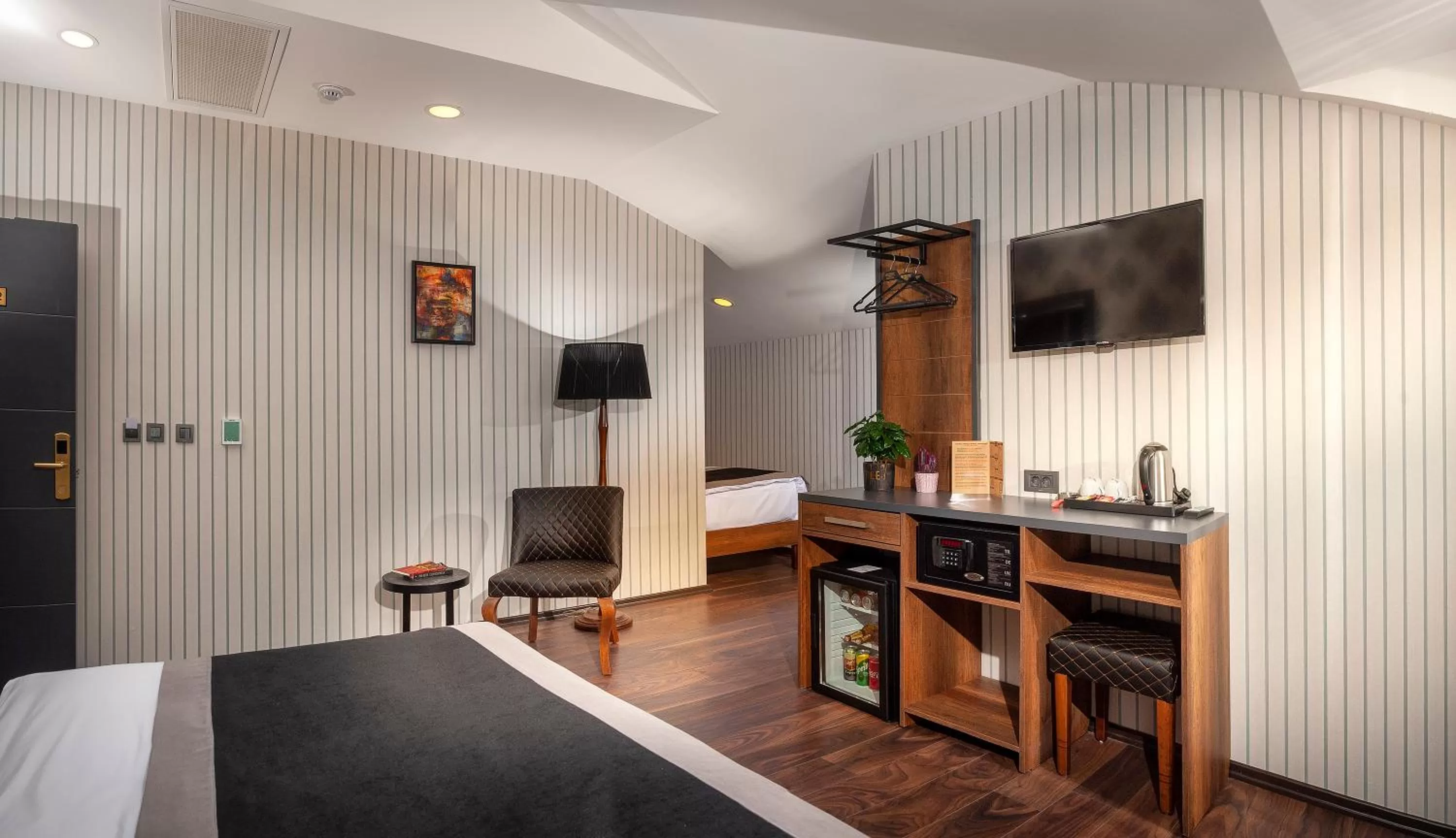 Photo of the whole room, TV/Entertainment Center in Hotel Bossuite Business