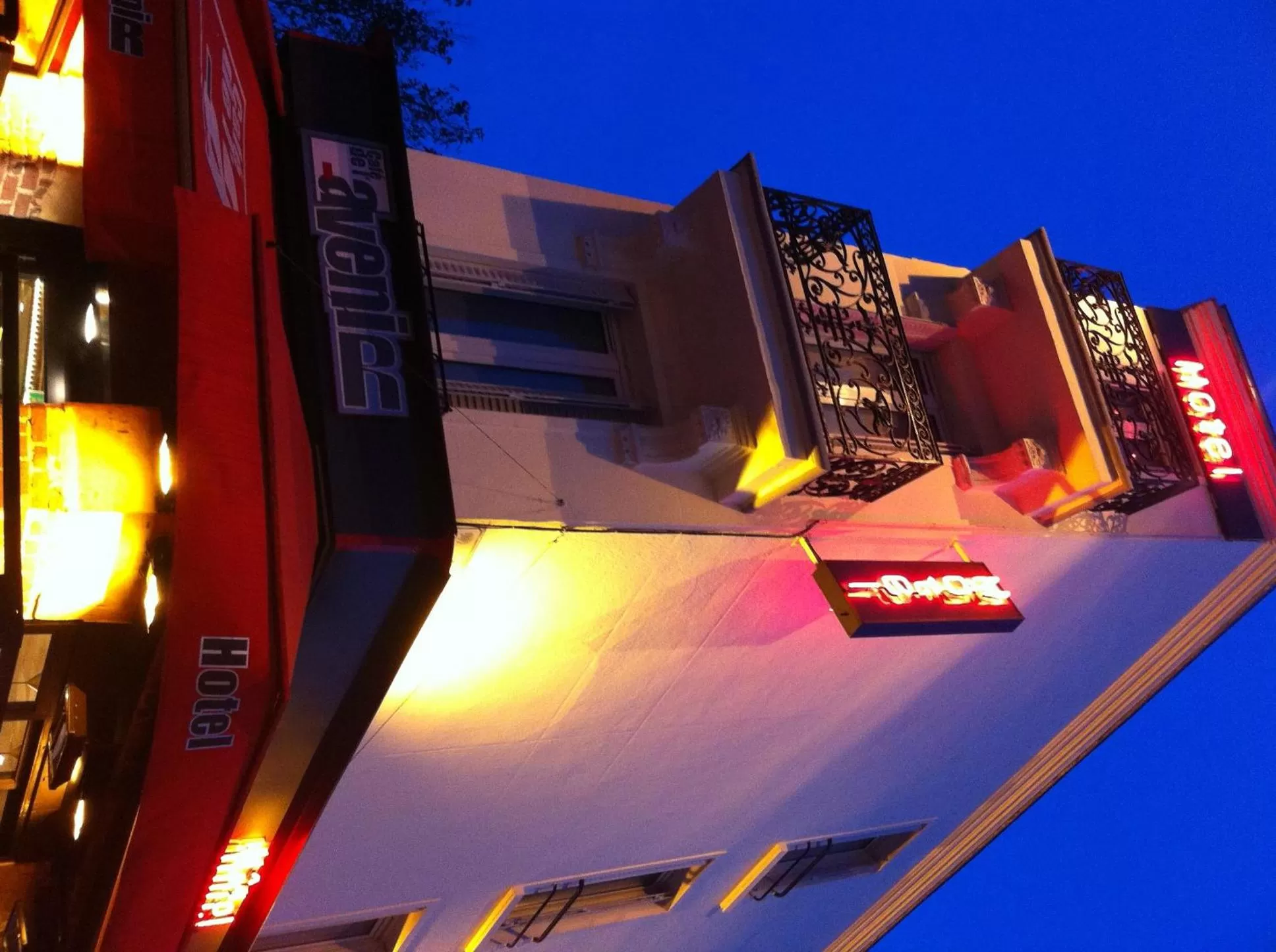 Facade/entrance in Café Hôtel de l'Avenir