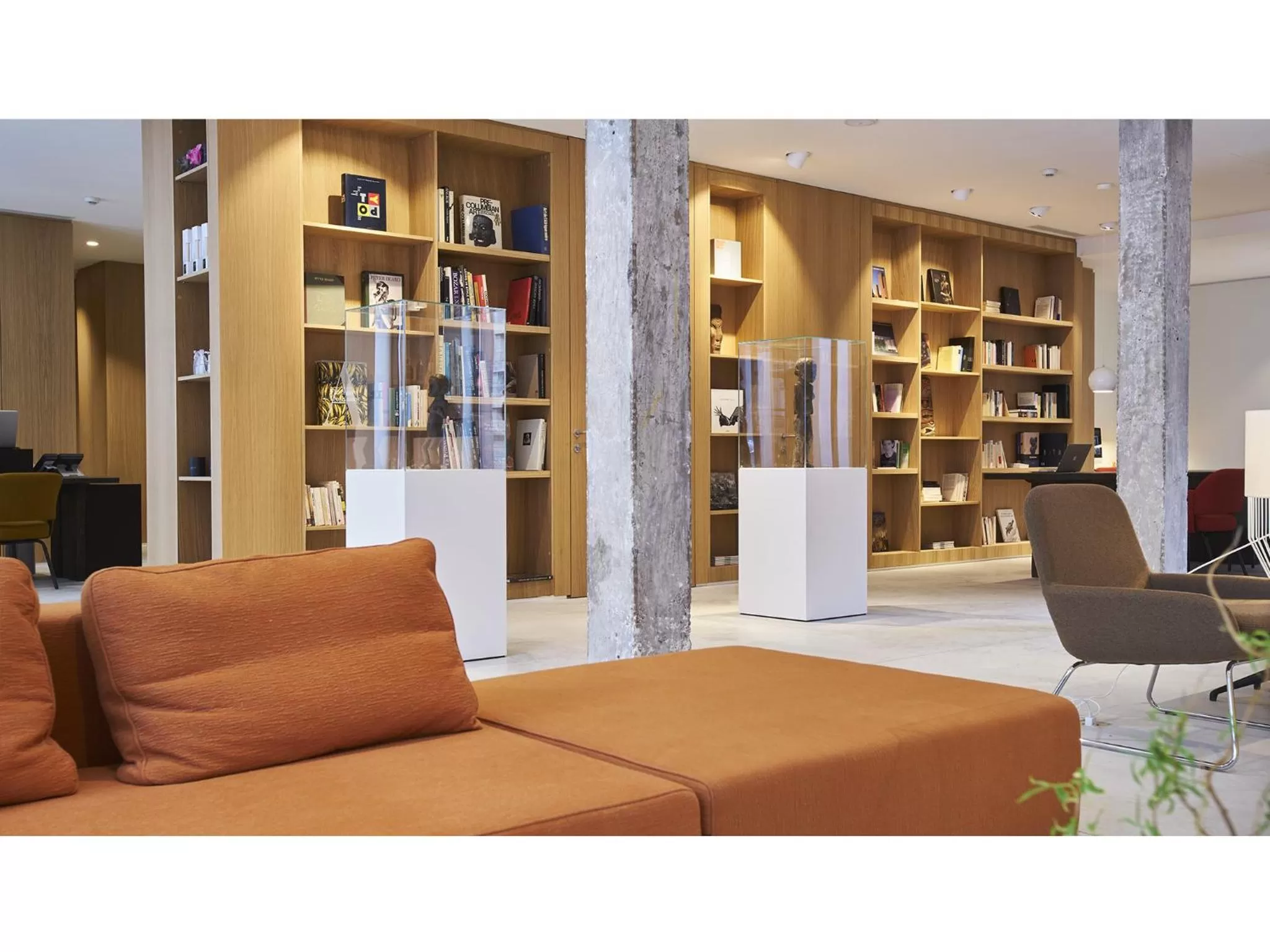 Library in 9Hotel Sablon