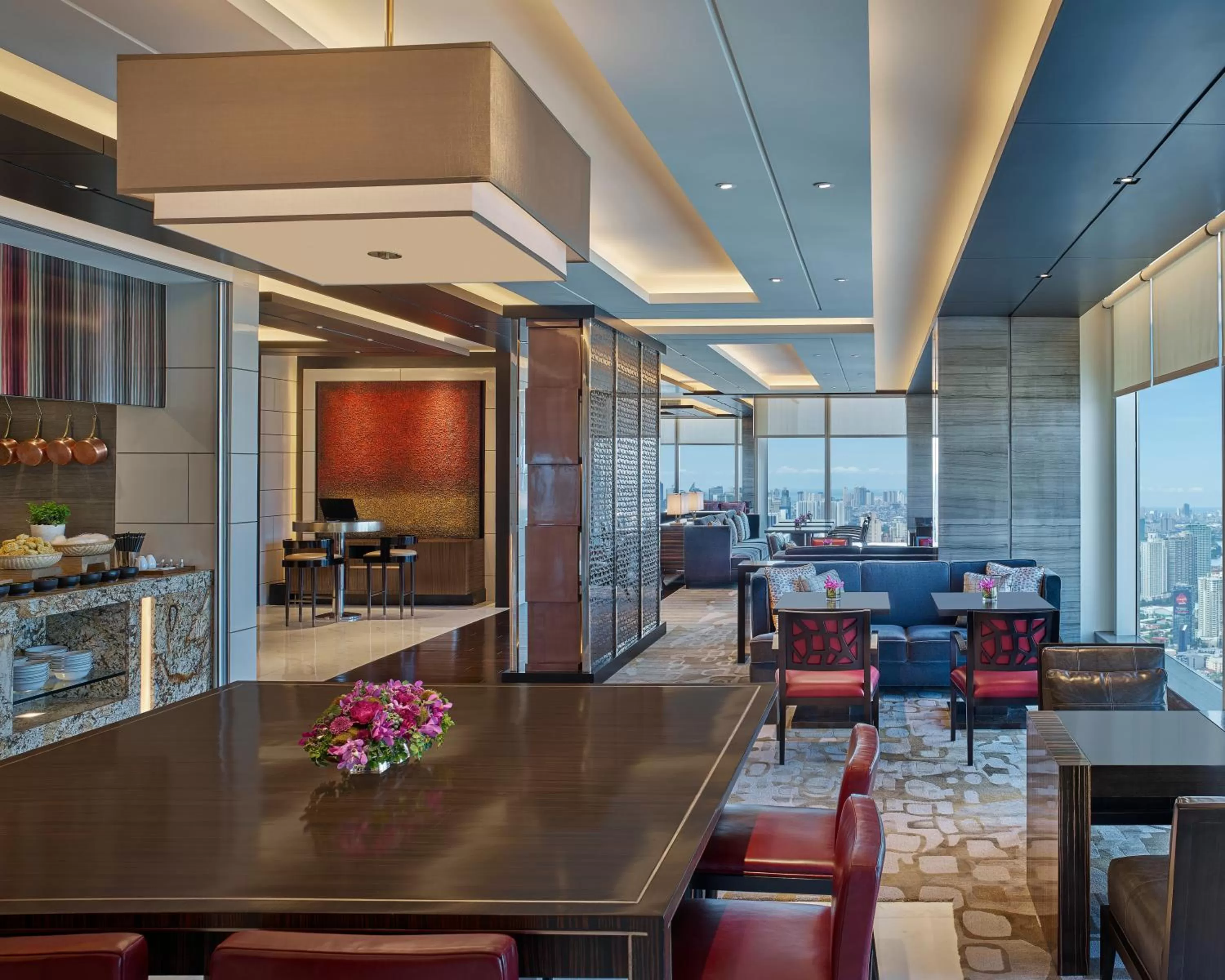 Lounge or bar in Grand Hyatt Manila