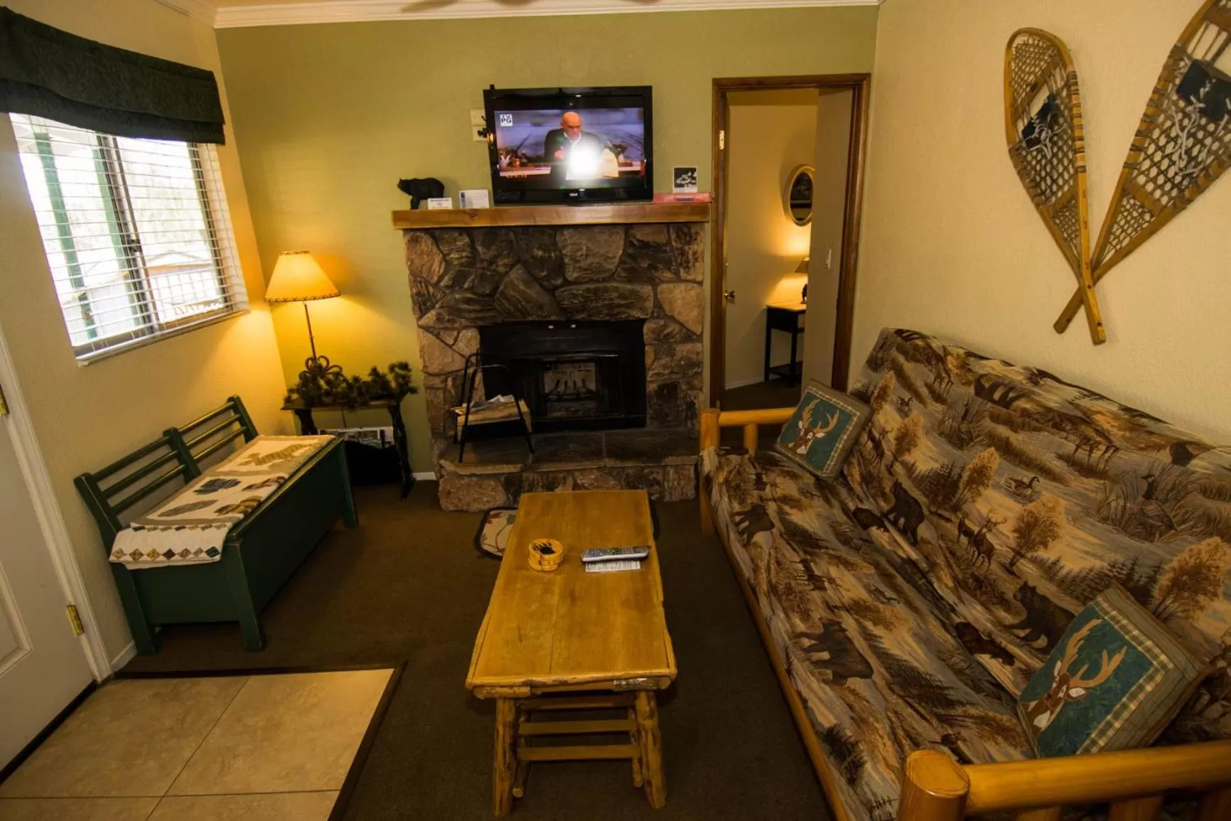 Living room, Seating Area in Hillcrest Suites & Cabins