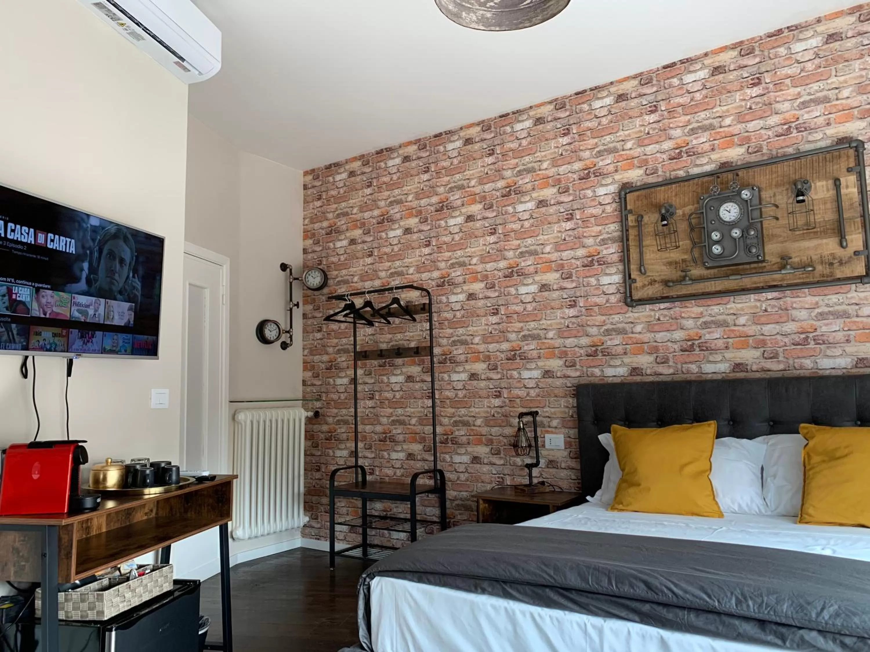 Photo of the whole room, Bed in SUITE LAME 37 Rental Rooms