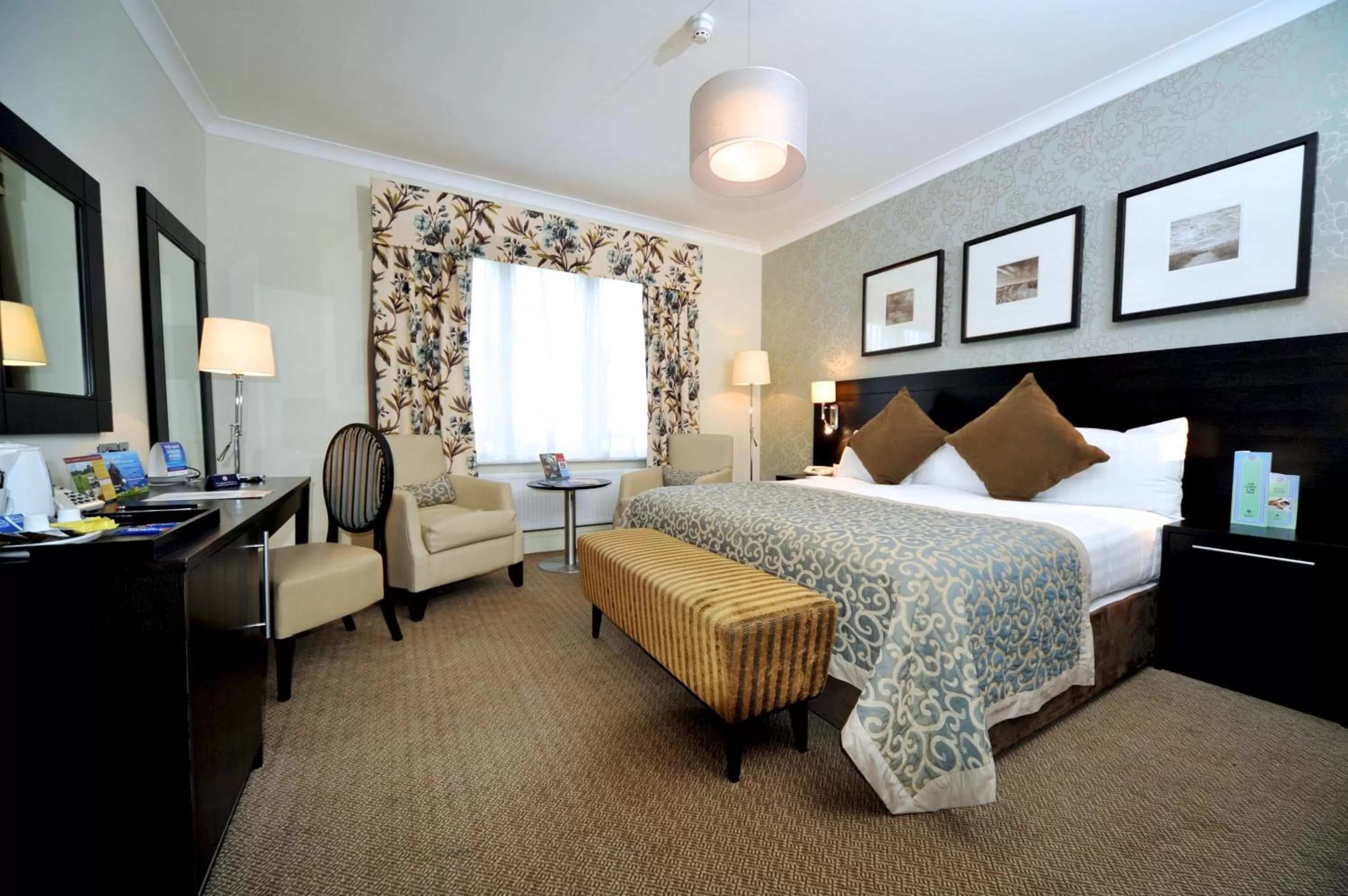 Photo of the whole room in Norfolk Royale Hotel