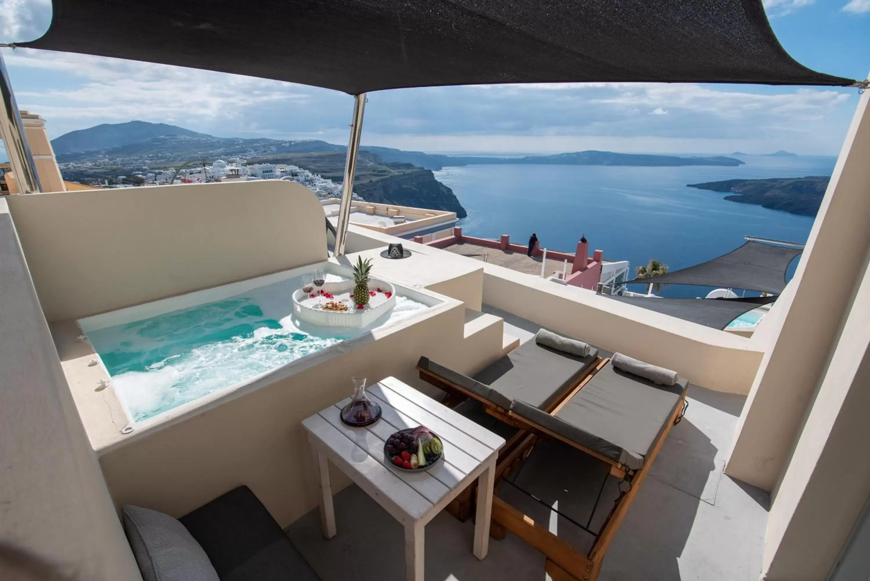 CLIFF SUITE WITH CALDERA VIEW AND OUTDOOR JACUZZI in Caldera Cliff Illusion CLIFF SUITE WITH CALDERA VIEW AND OUTDOOR JACUZZI in Caldera Cliff Illusion