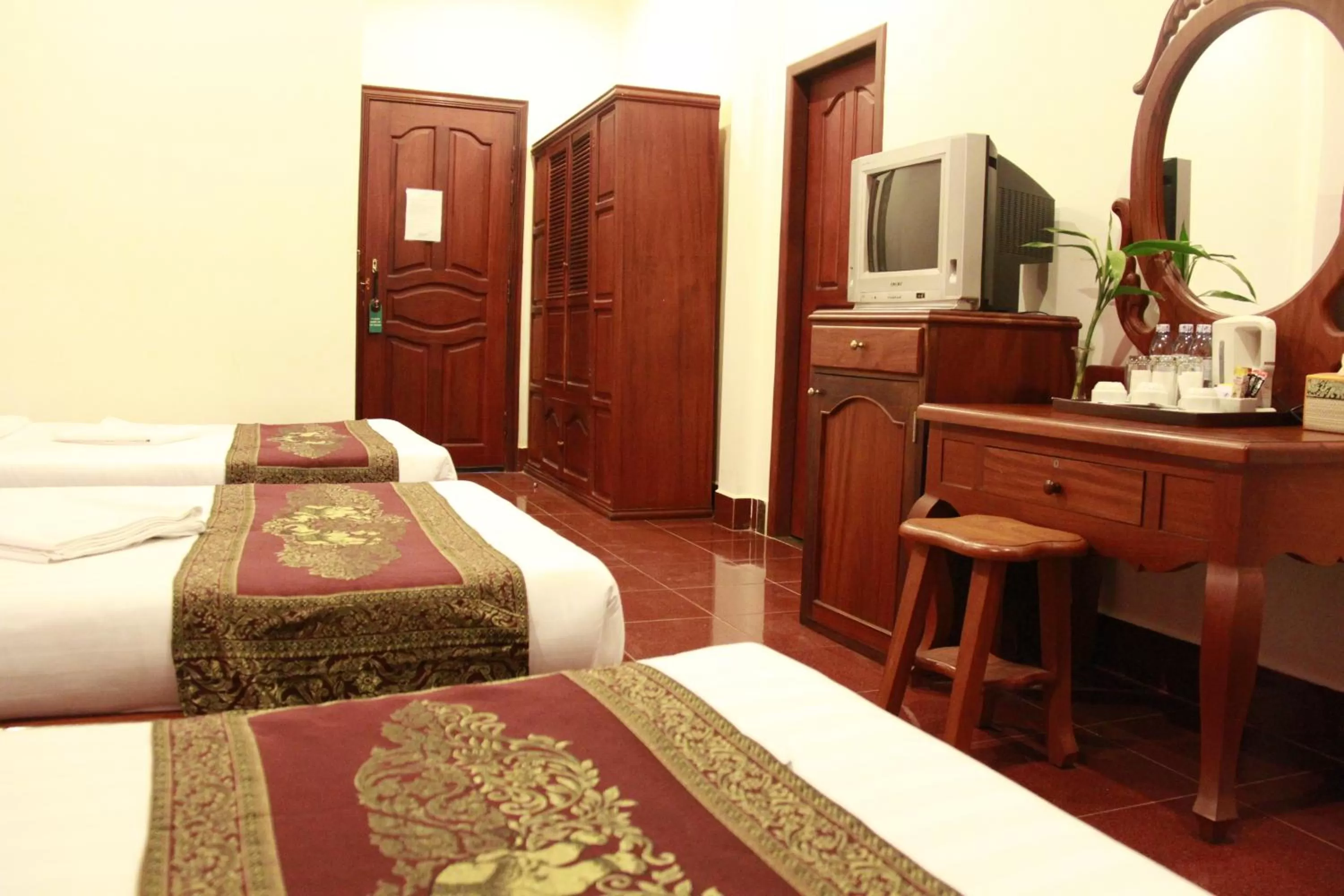 Photo of the whole room, Bed in Mekong Angkor Palace Inn