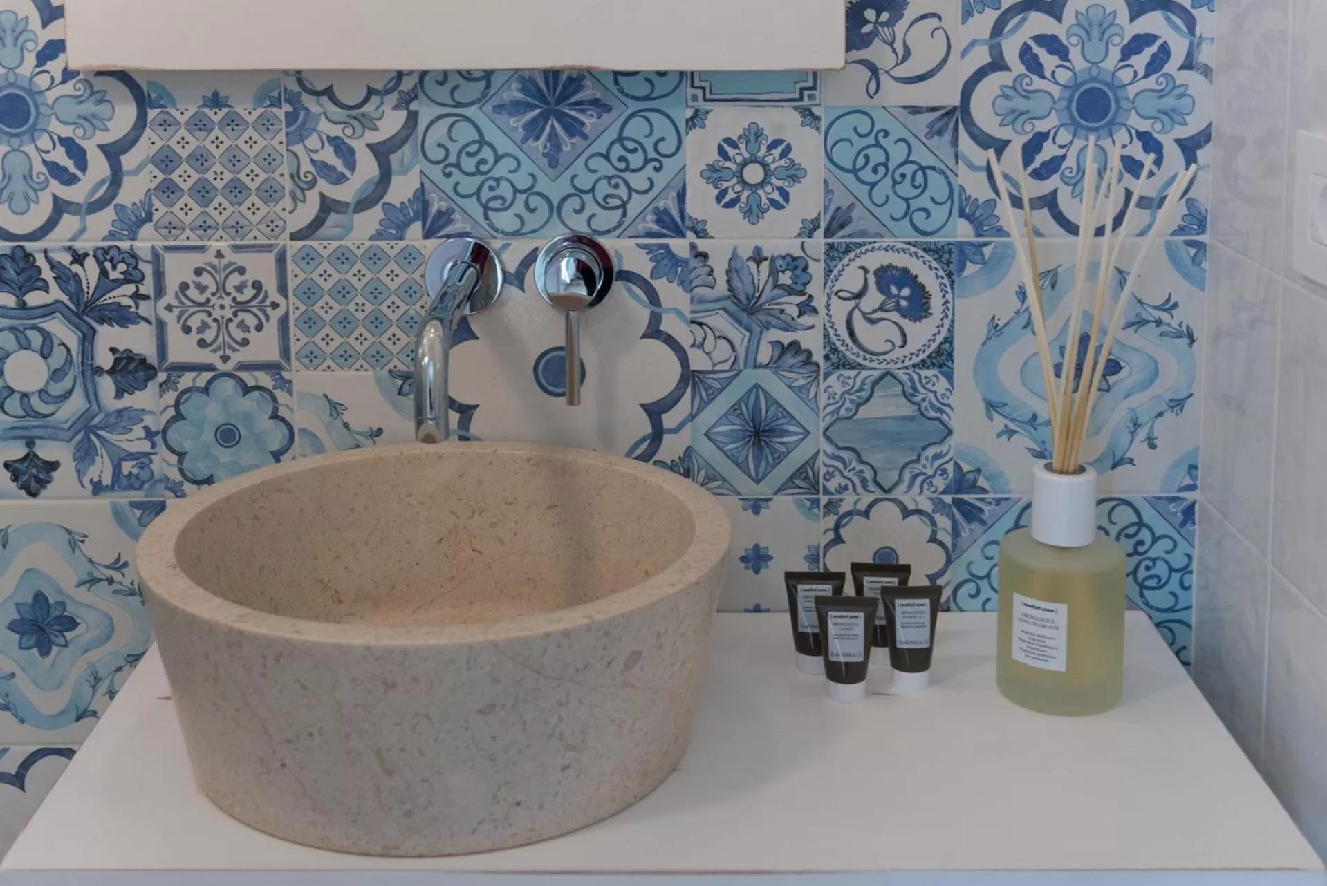 Bathroom in Mare Versus Luxury Suites