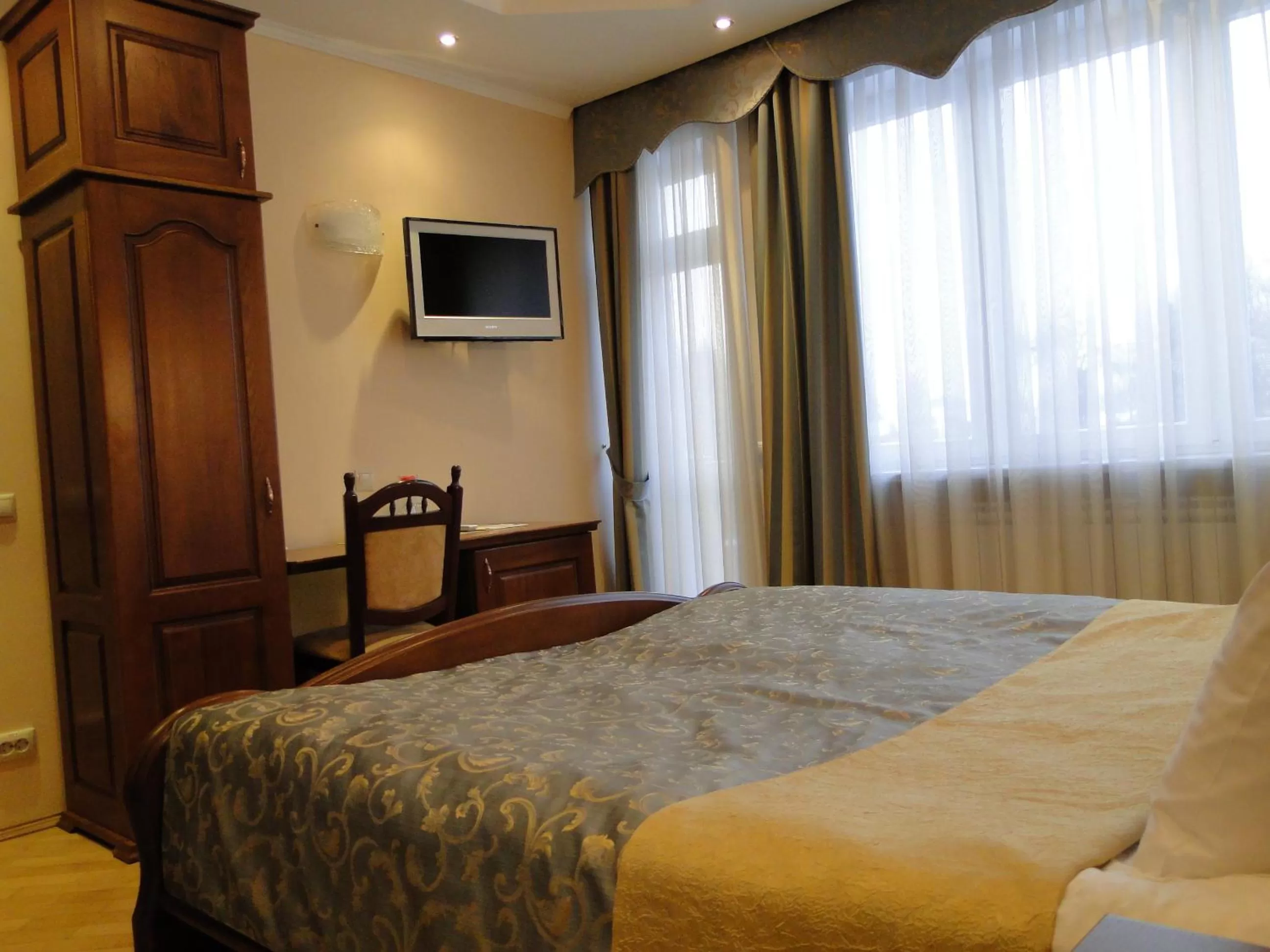 Day, Bed in Red Stone