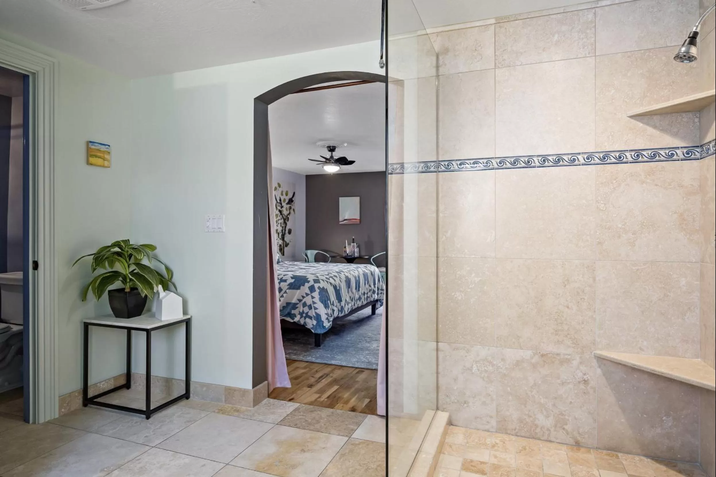 Shower, Bed in The Wesley Walla Walla