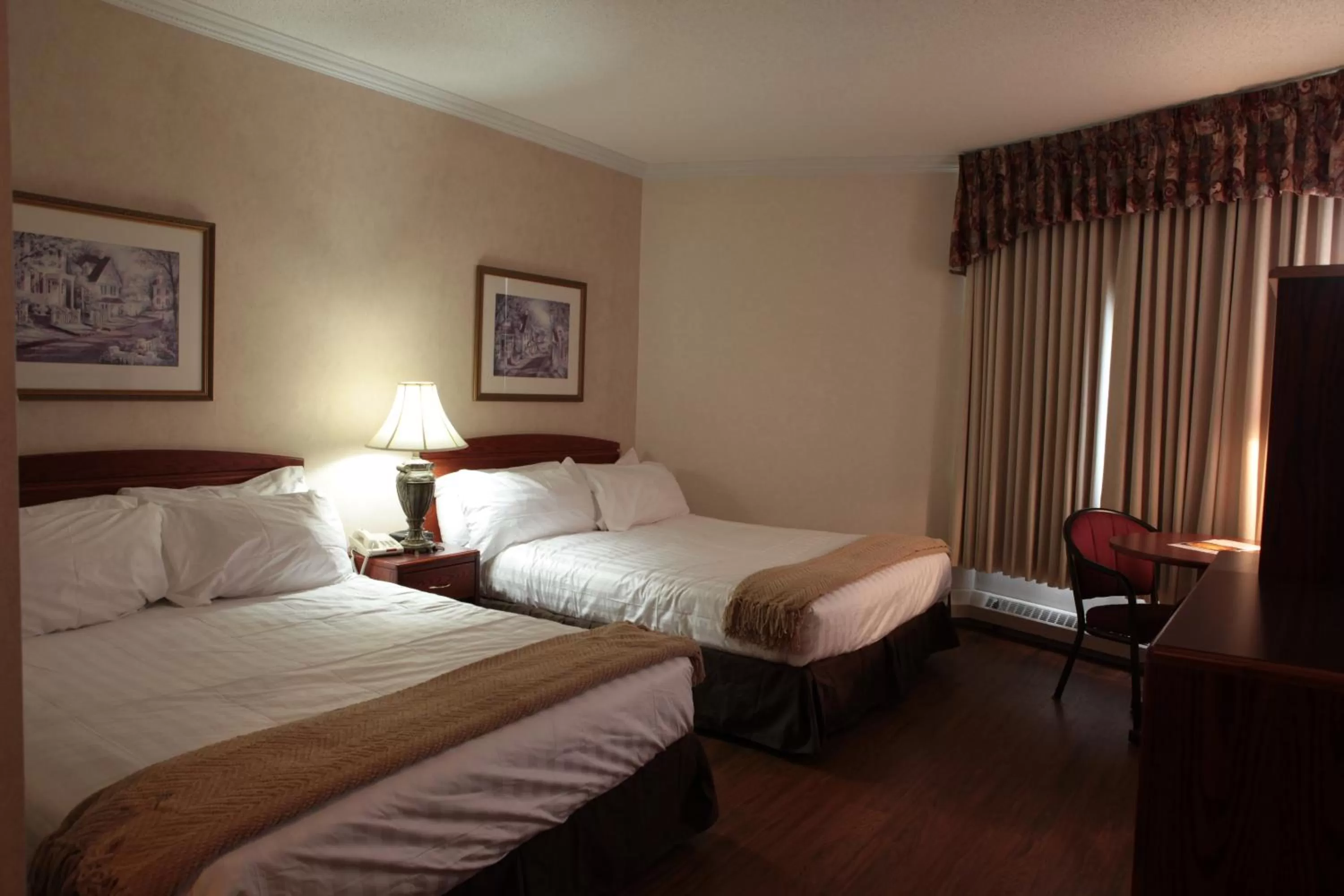 Photo of the whole room, Bed in Continental Inn & Suites