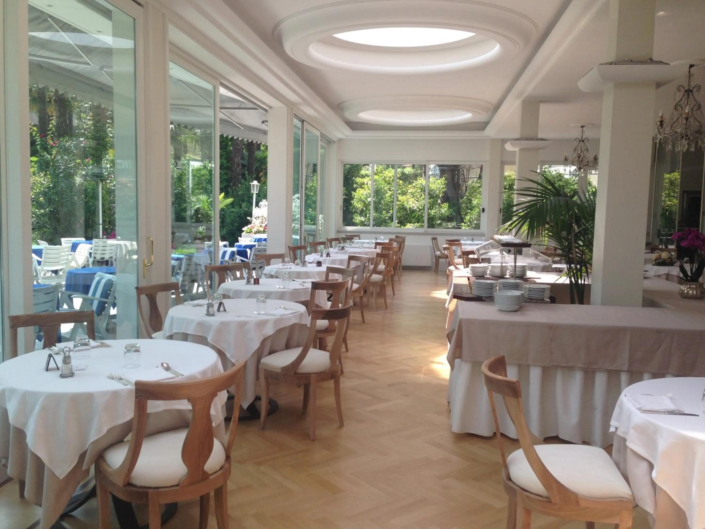 Restaurant/places to eat in Hotel Royal