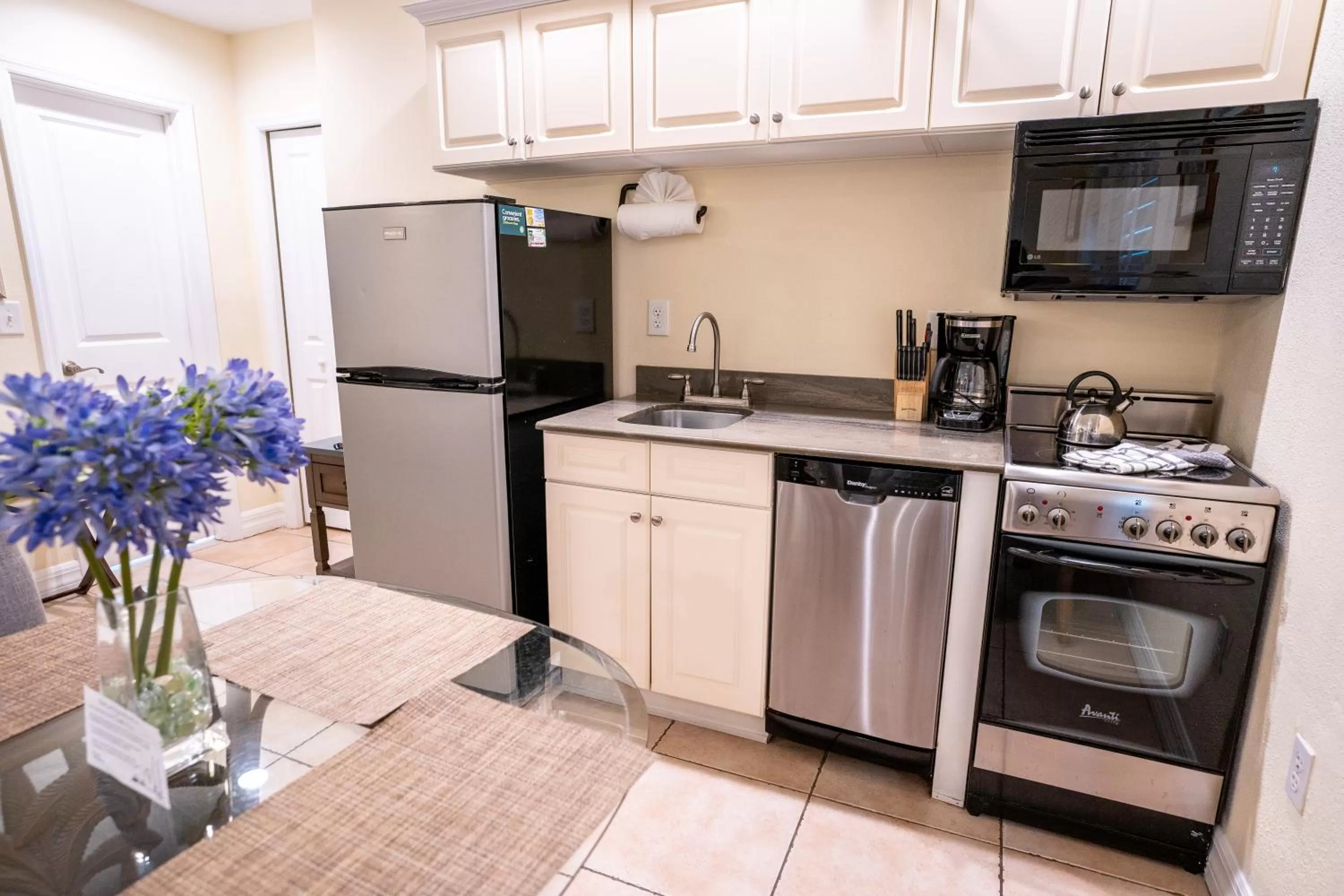 Kitchen or kitchenette in The Capri at Siesta