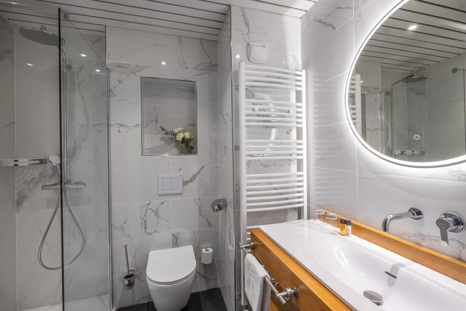 Shower in L'Orangerie du Château des Reynats