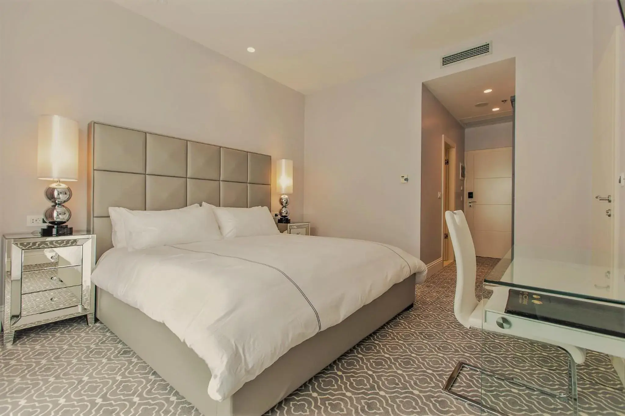 Luxury King Room with Balcony in Royal Palm Hotel Luxury King Room with Balcony in Royal Palm Hotel