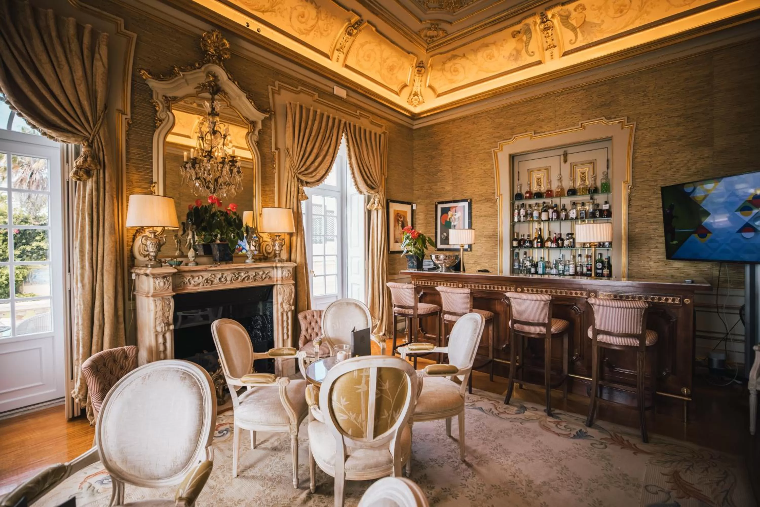 Lounge or bar in Estoril Vintage Hotel