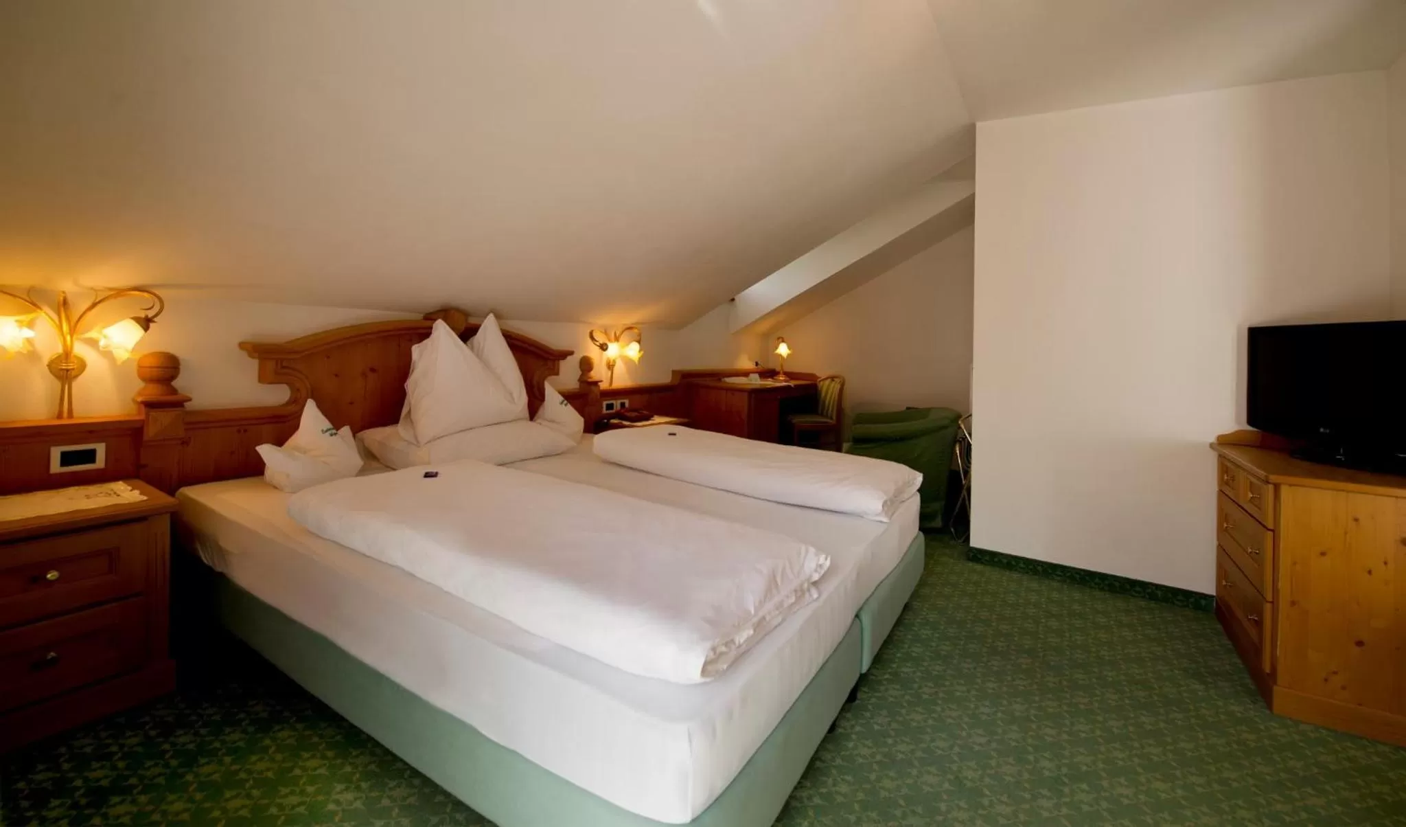 Photo of the whole room, Bed in Santeshotel