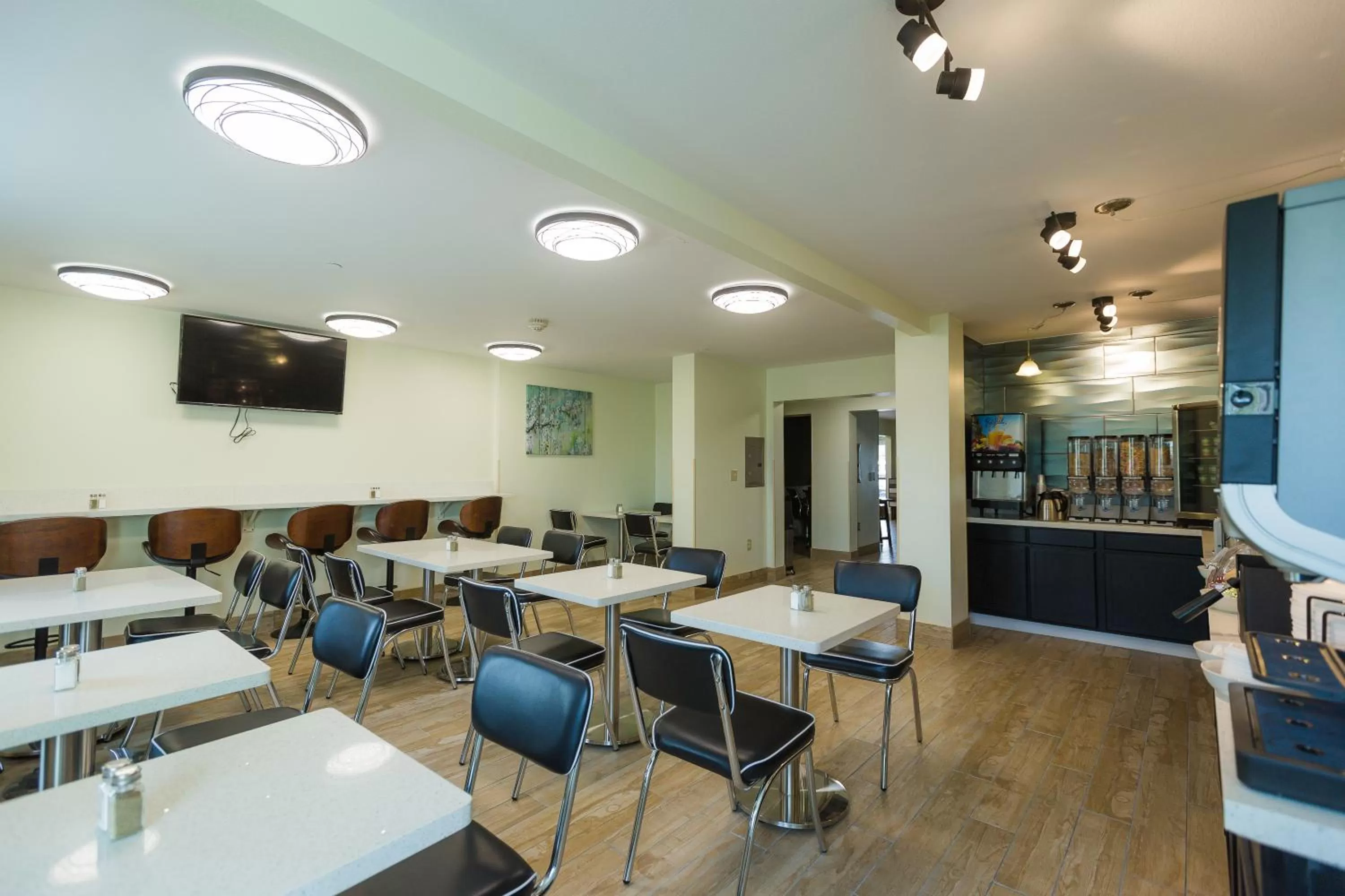 Restaurant/places to eat in Hawthorn Extended Stay by Wyndham Saint Robert