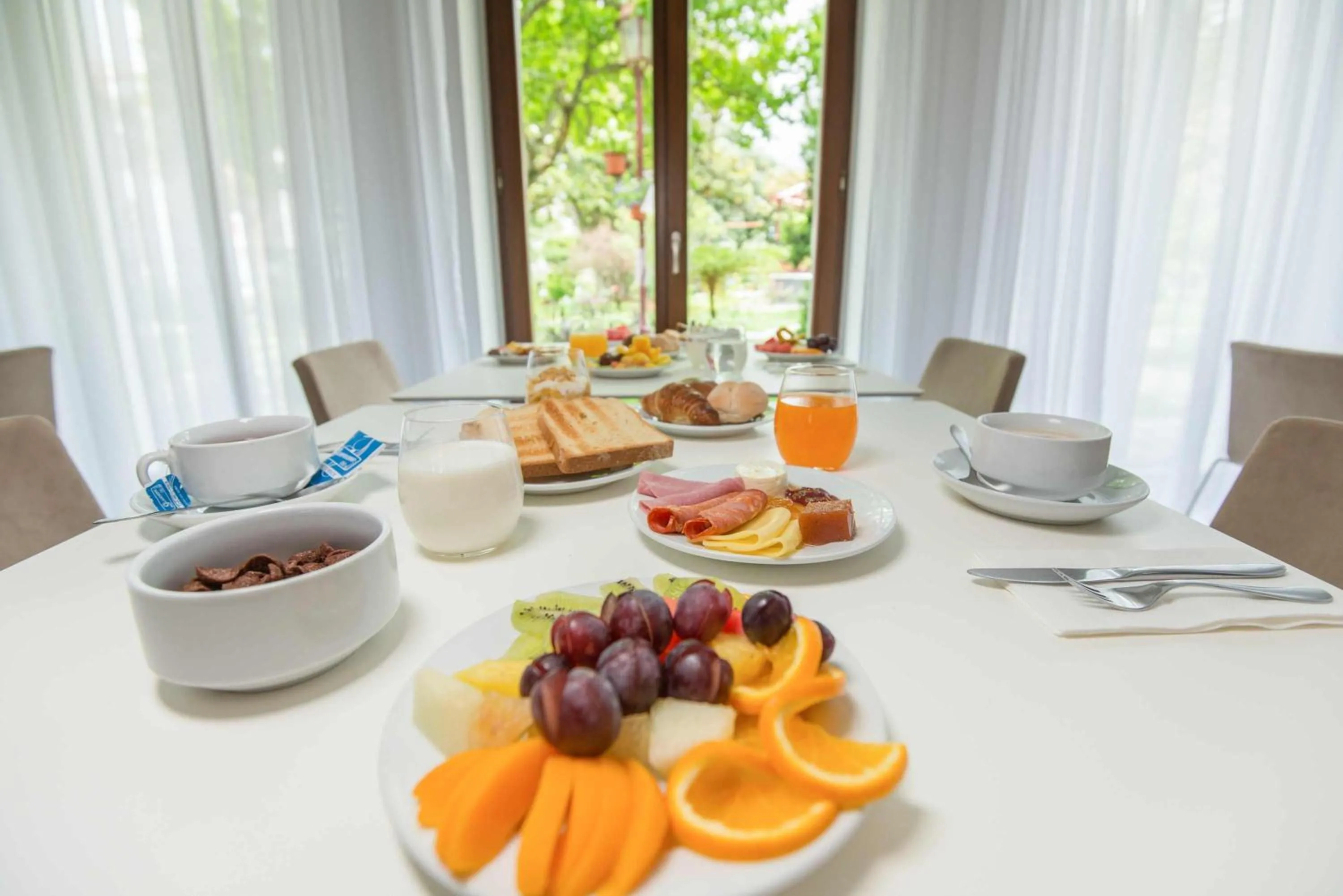 Restaurant/places to eat in Azoris Angra Garden – Plaza Hotel