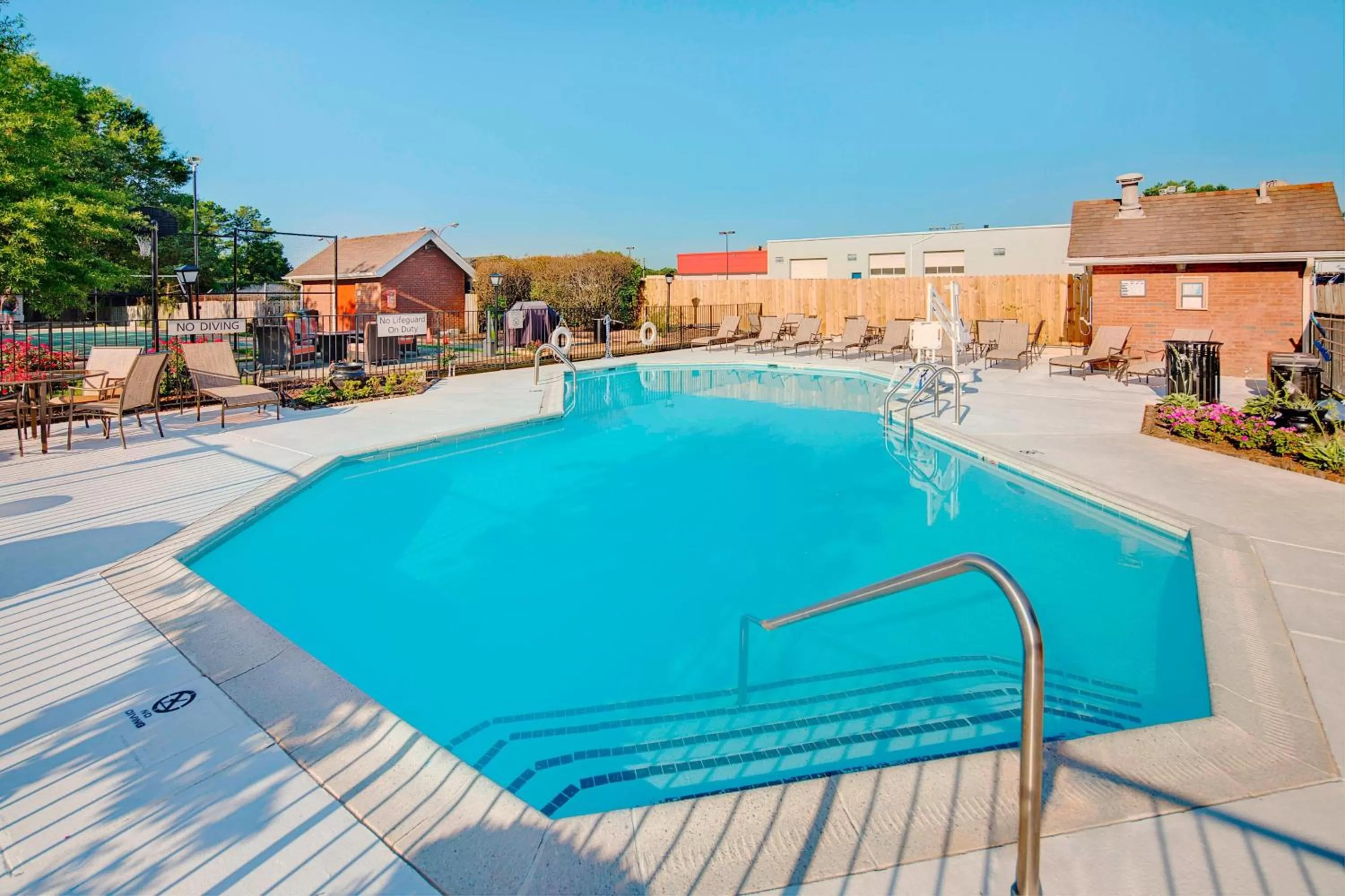 Swimming pool in Residence Inn Richmond West End