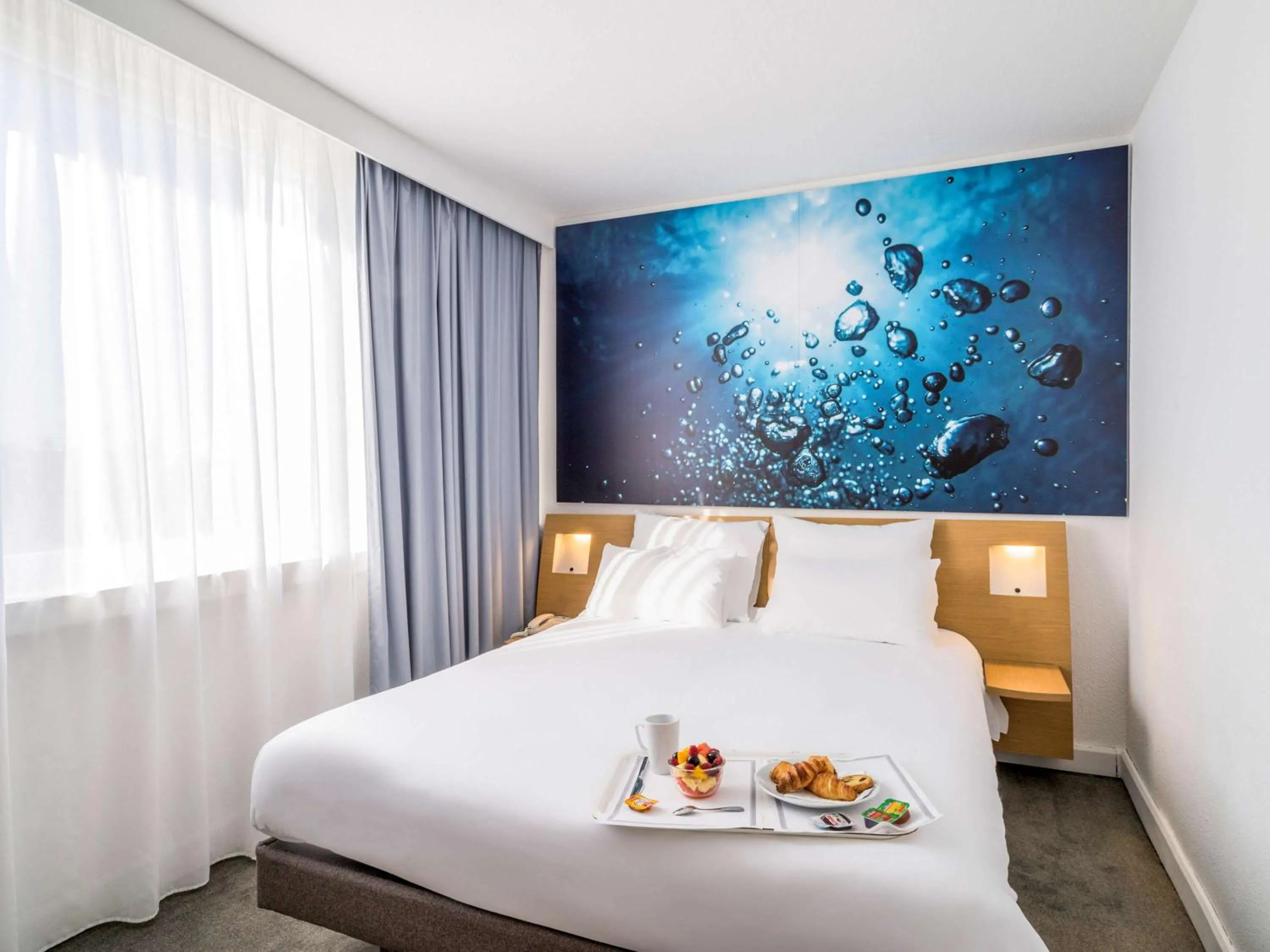 Photo of the whole room, Bed in Novotel Paris Créteil Le Lac