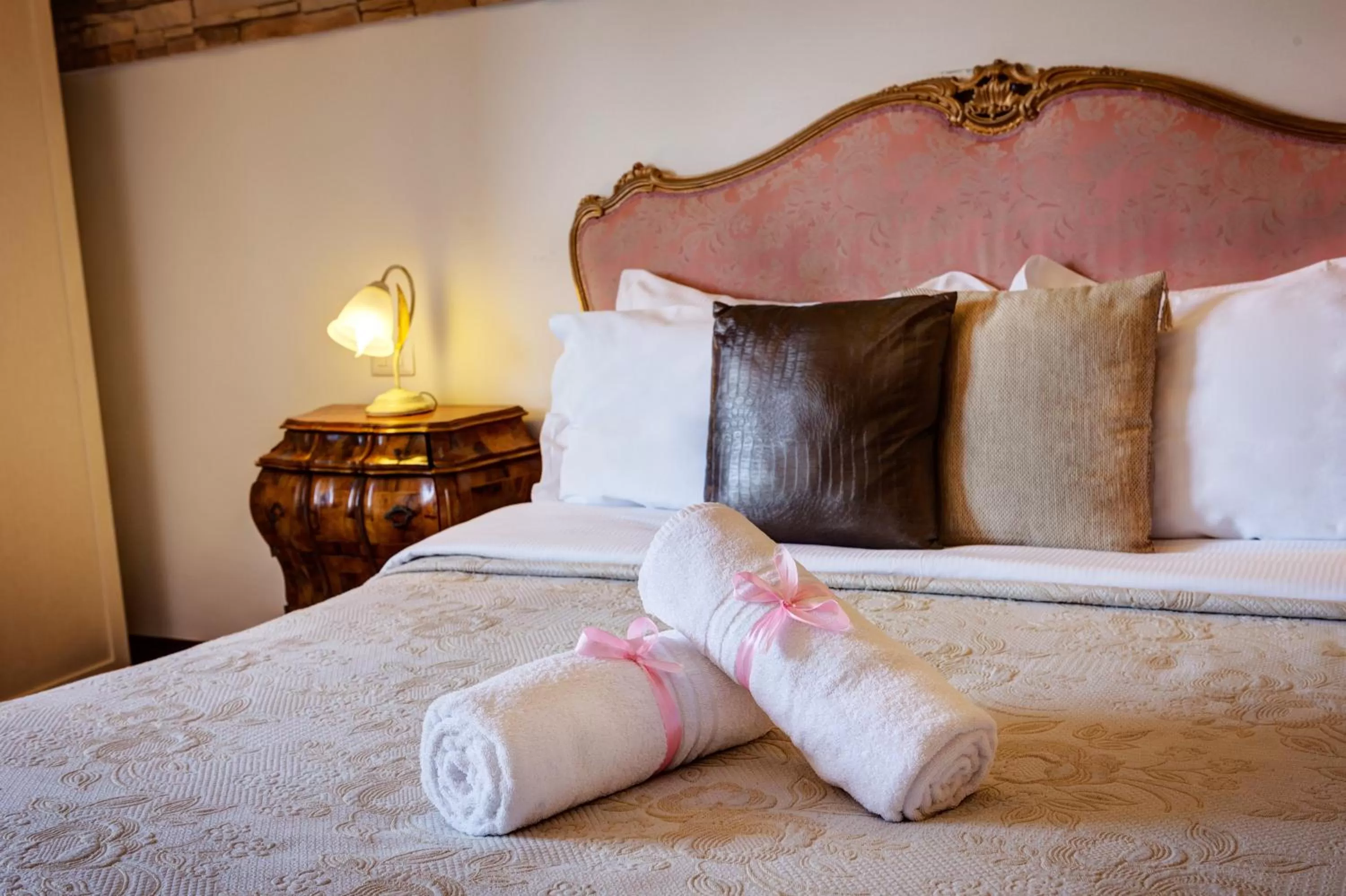 Photo of the whole room, Bed in Little Rhome Suites