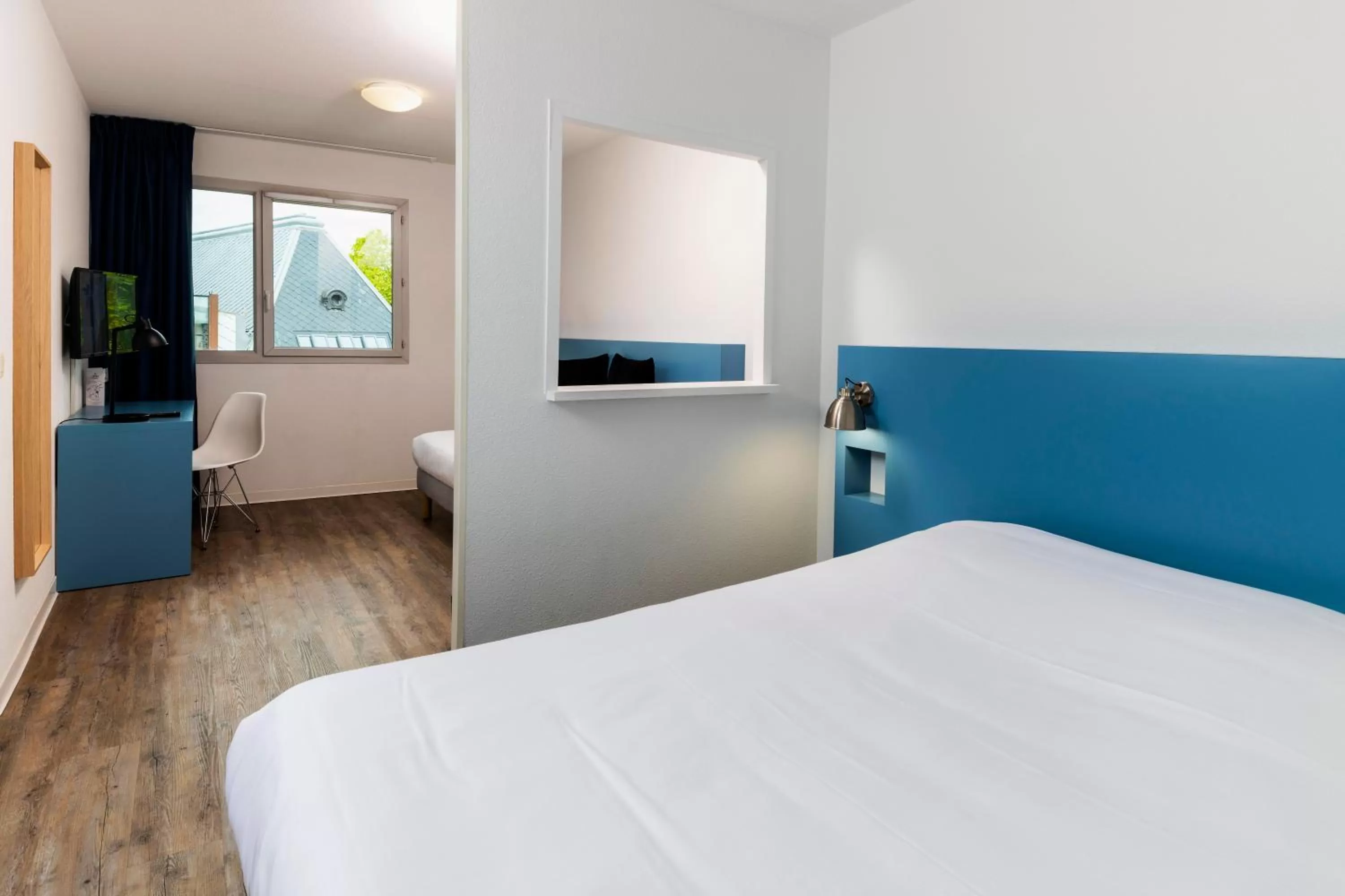 Seating area, Bed in Ténéo Apparthotel Bordeaux - Gare Saint Jean