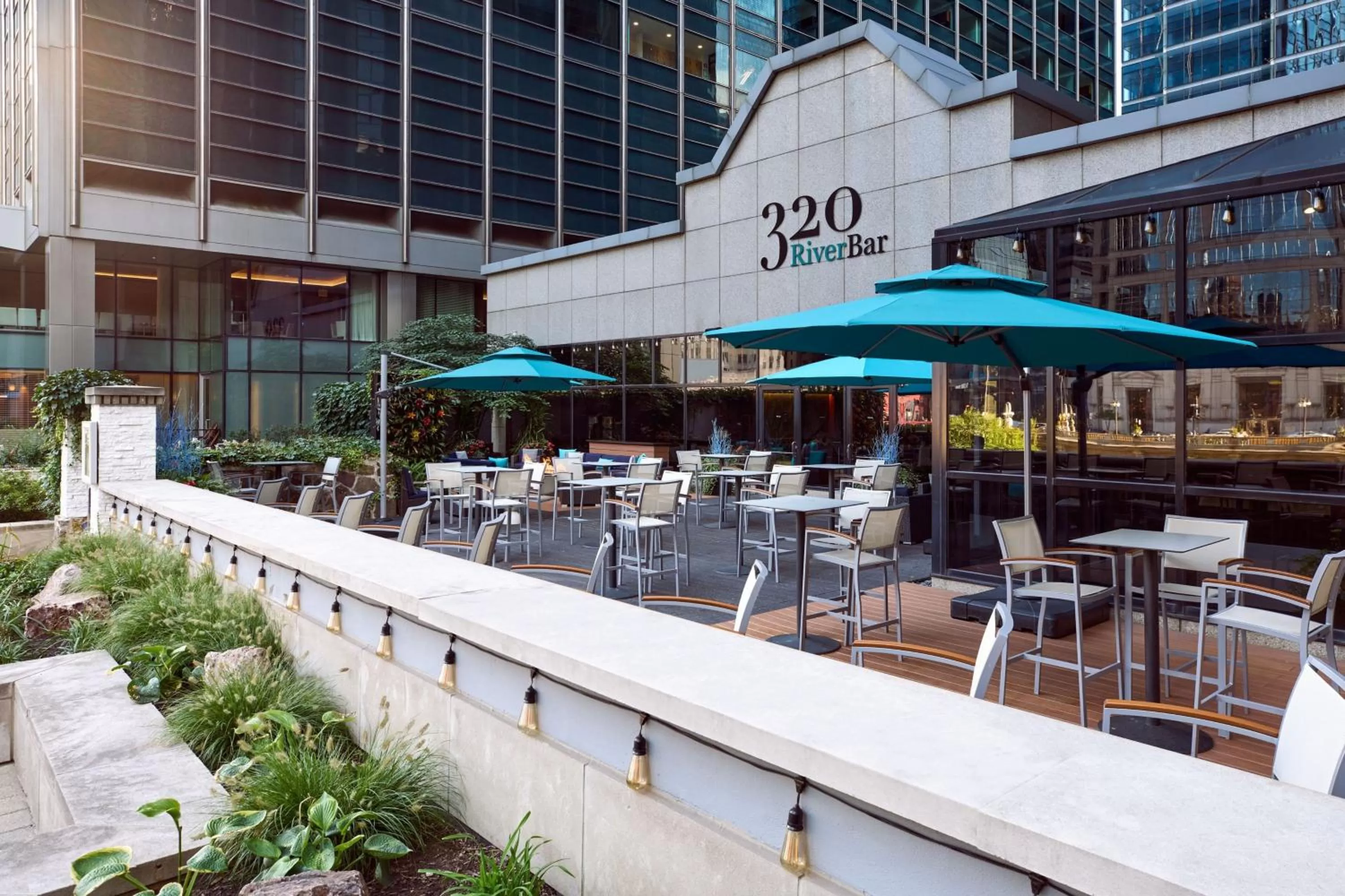 Lounge or bar in The Westin Chicago River North