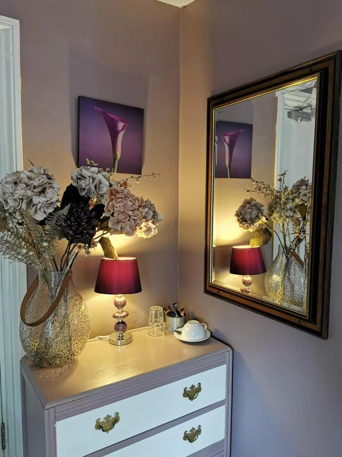 Bedroom in The Compasses Inn