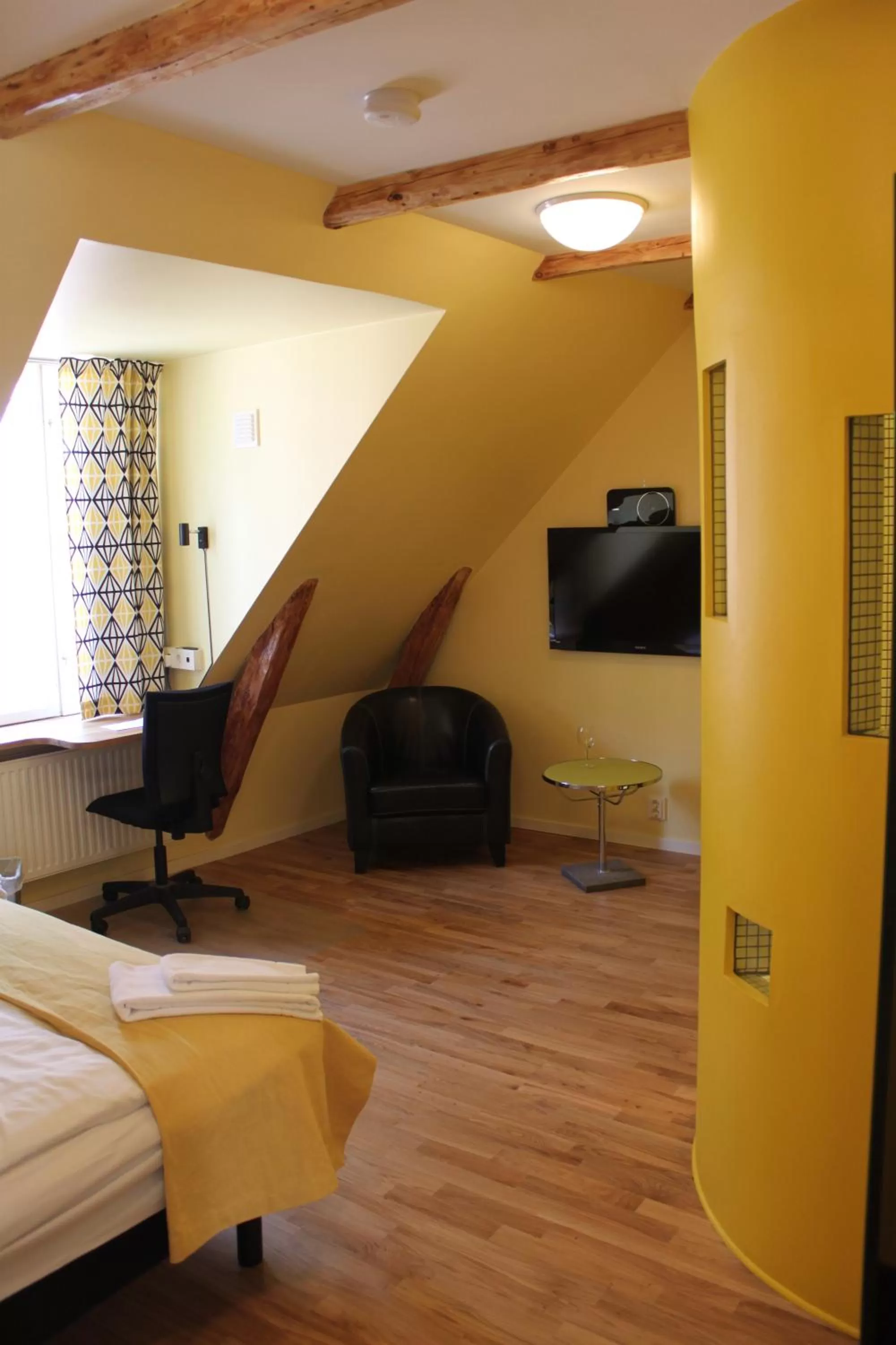 Day, TV/Entertainment Center in Magles Smiley Inn