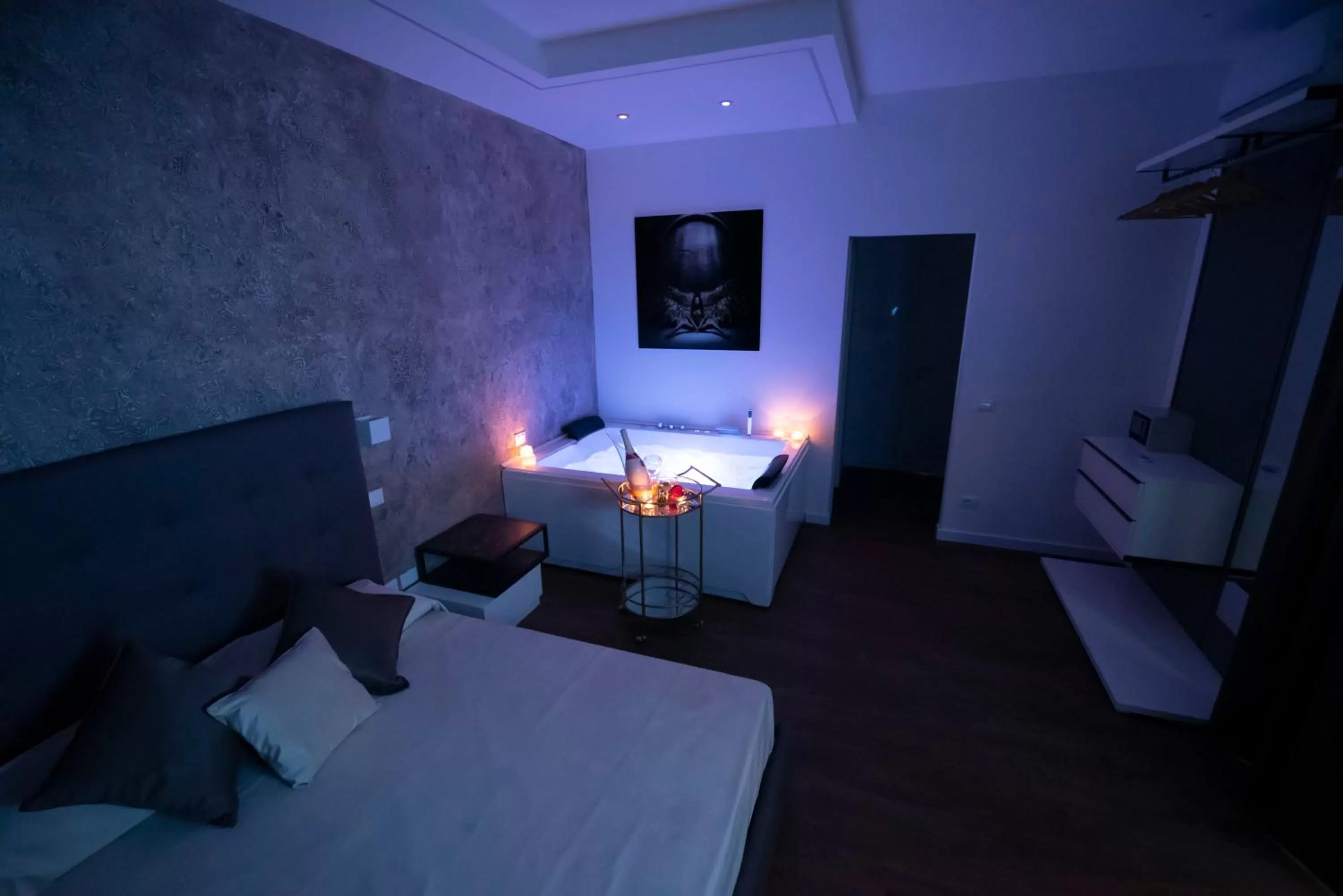 Hot Tub, Bed in Fervore Luxury Rooms