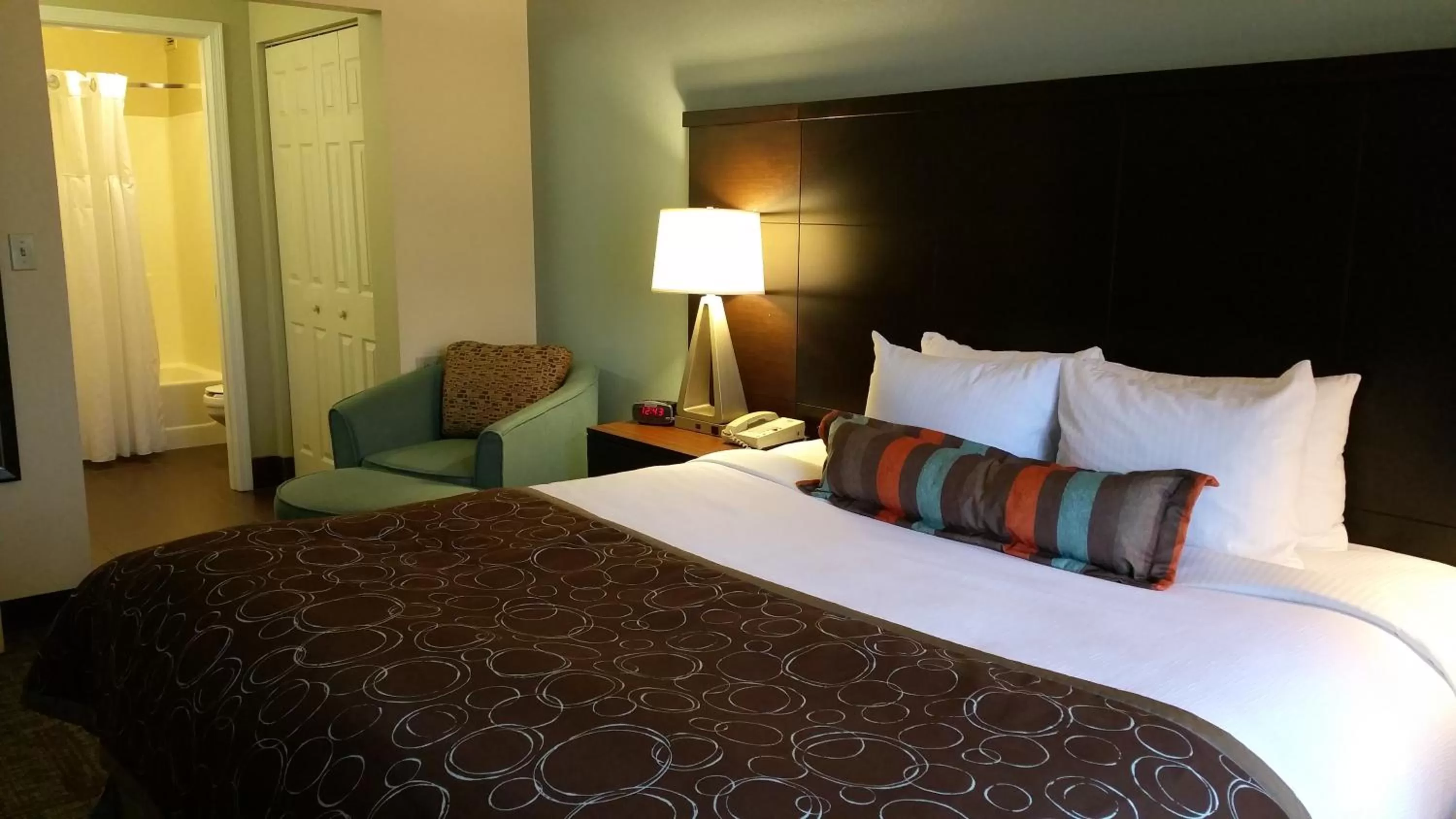 Bed in Staybridge Suites Chicago-Oakbrook Terrace by IHG