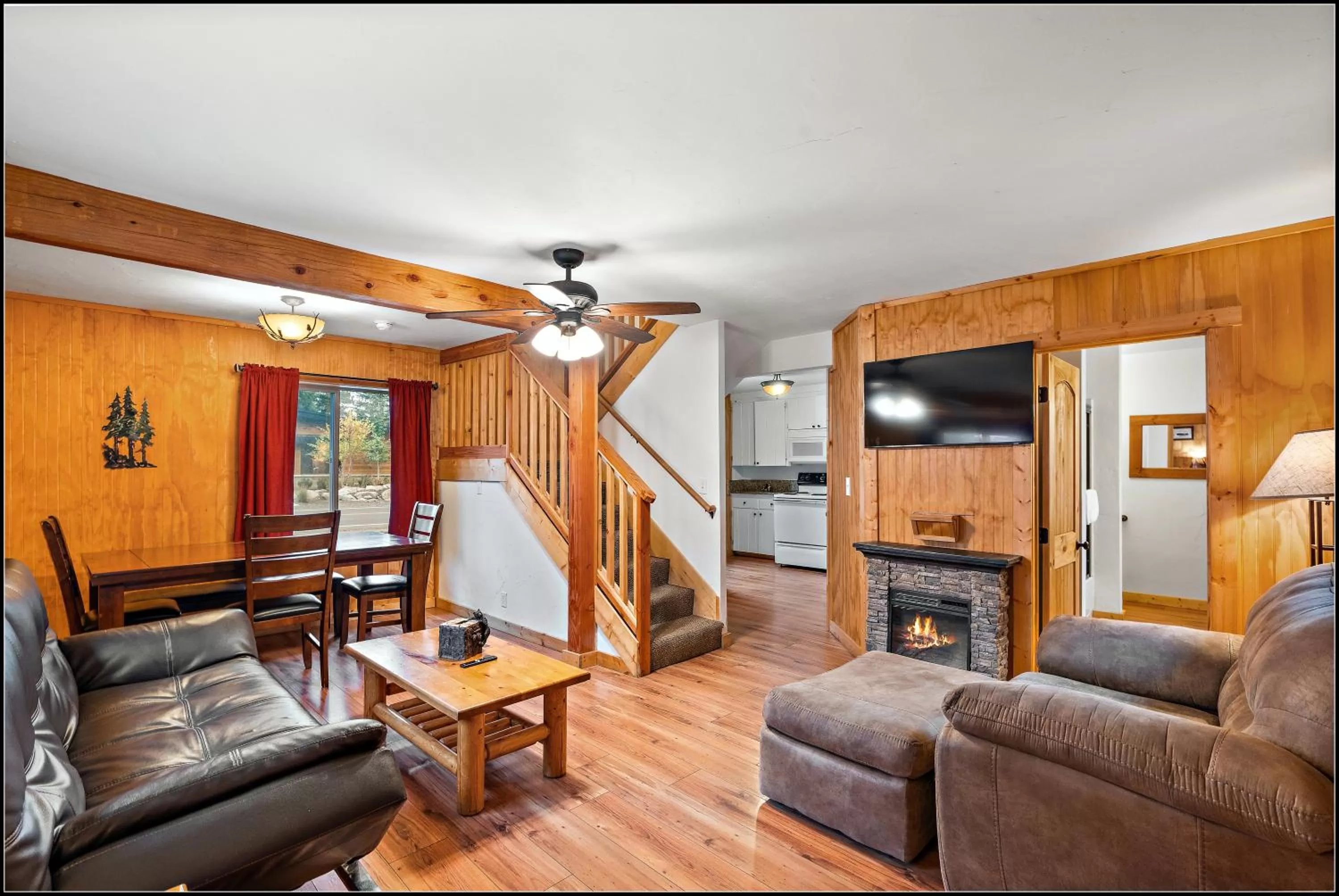 Communal lounge/ TV room in Brundage Bungalows