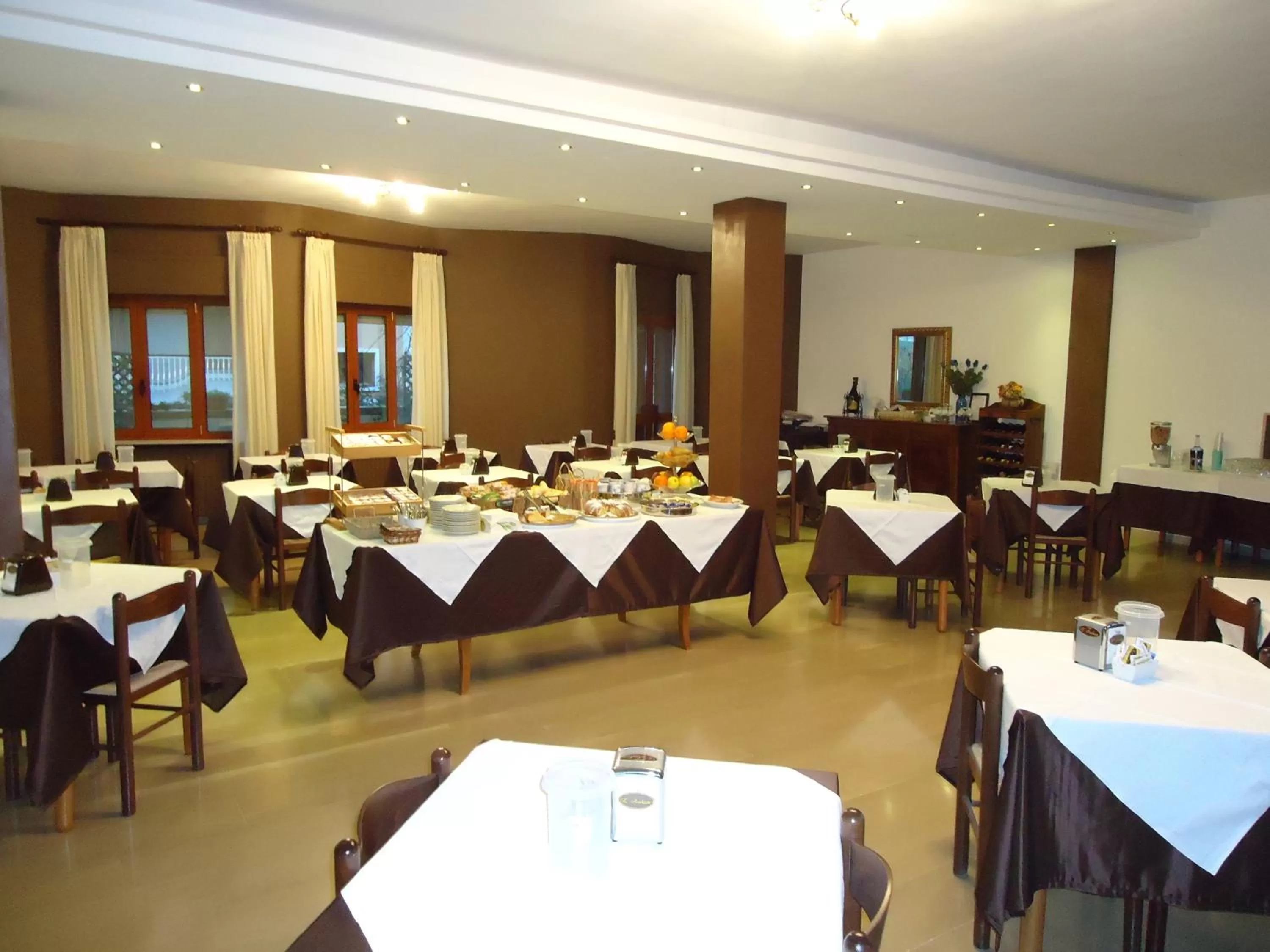 Restaurant/places to eat in Hotel Riviera