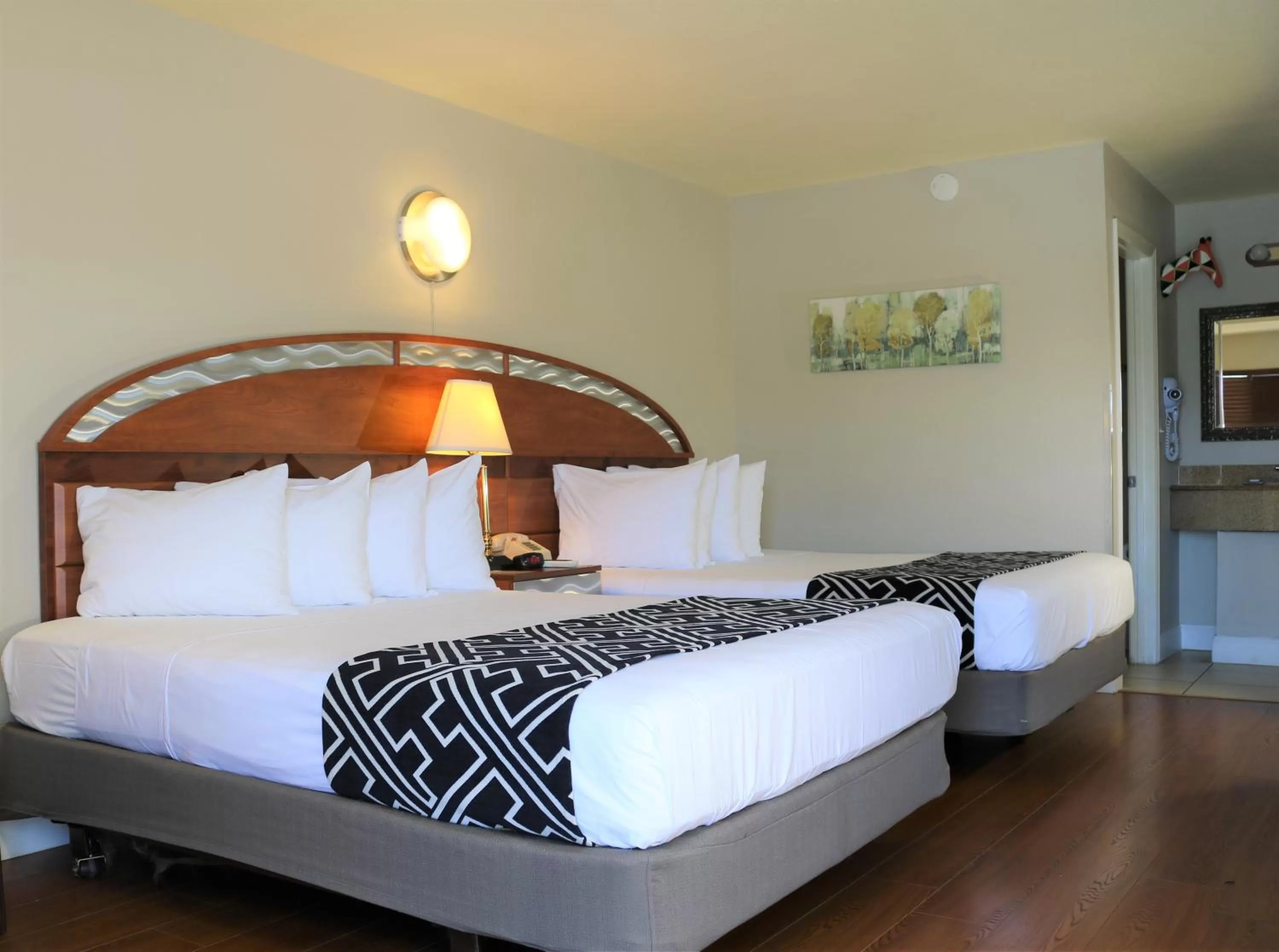 Photo of the whole room, Bed in Monte Carlo Inn- Near Disney