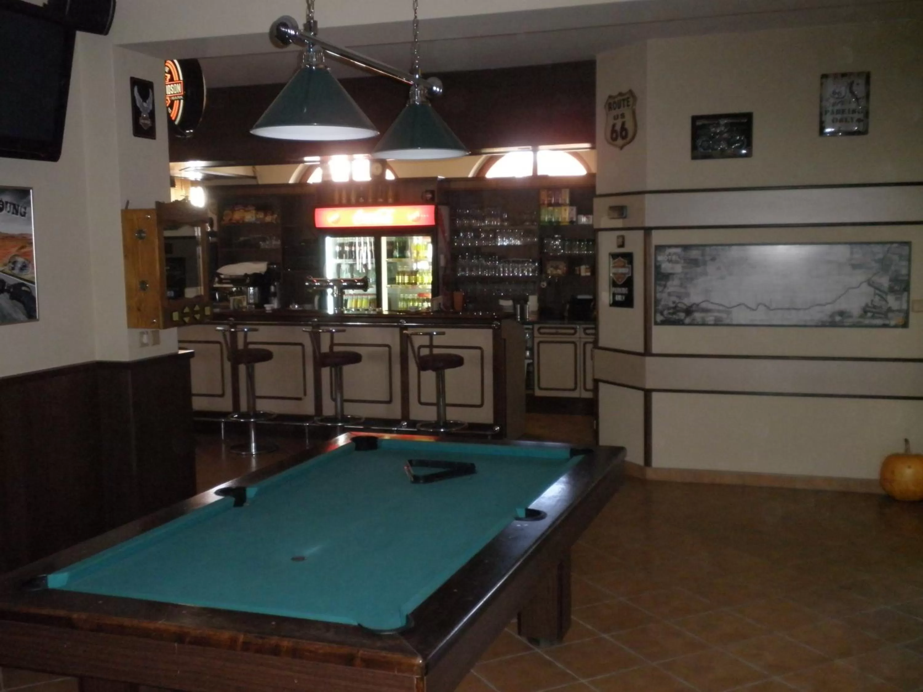 Restaurant/places to eat, Billiards in Hotel Le Café