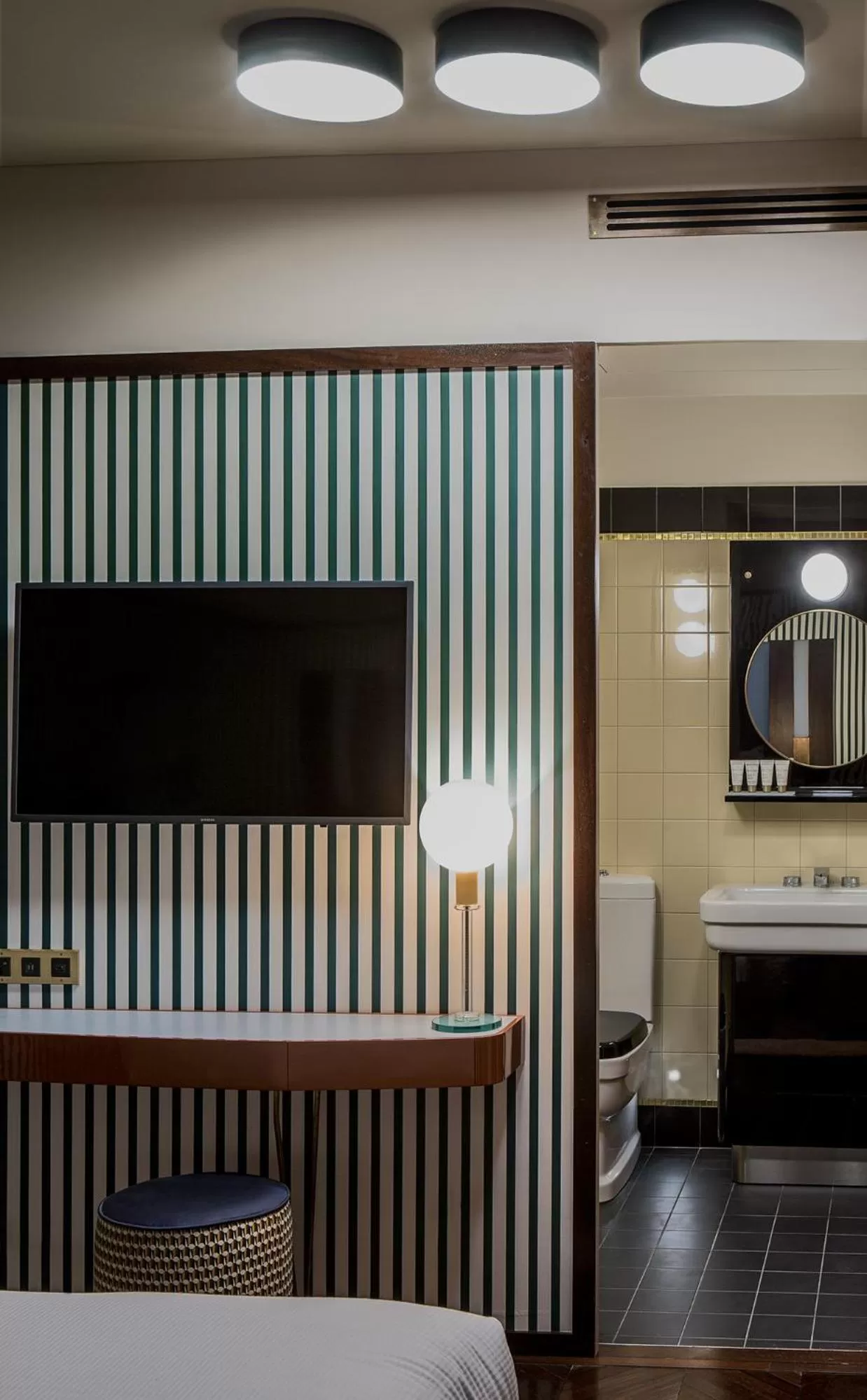 Bathroom, Bed in Hôtel du Rond-point des Champs-Élysées - Esprit de France